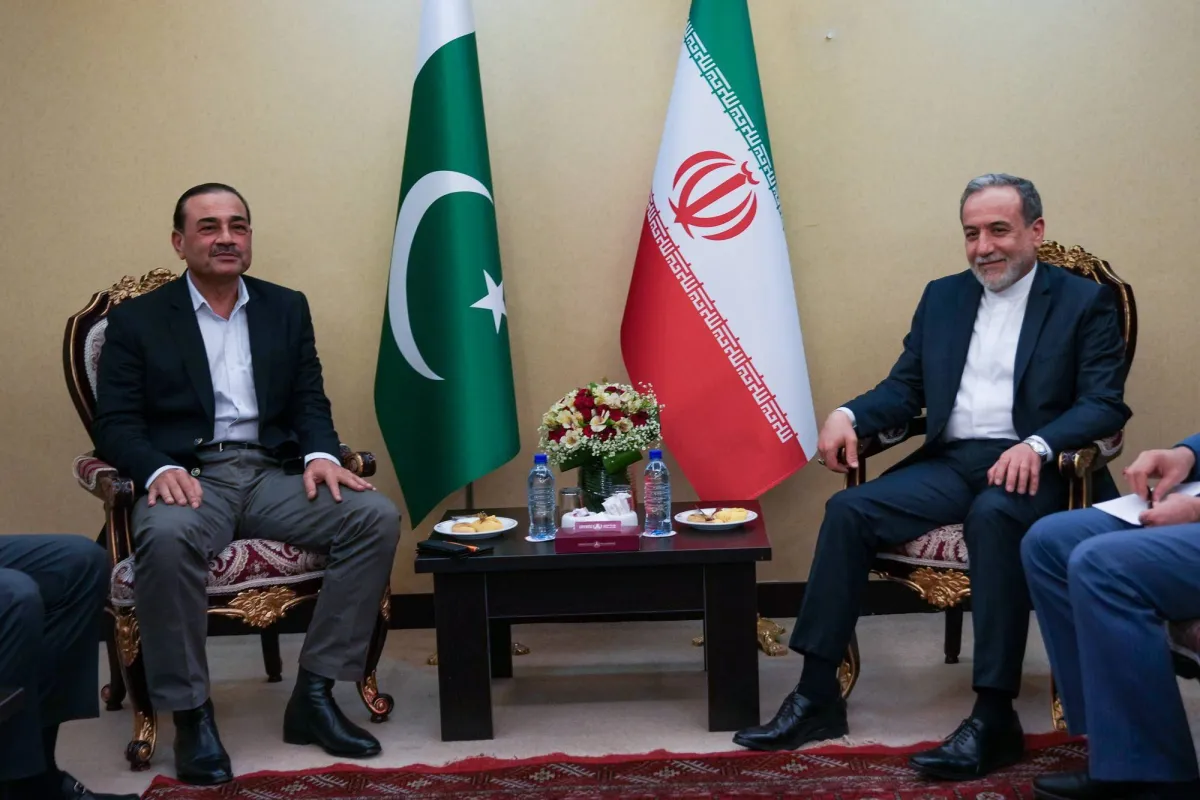 تحركات دبلوماسية مكثفة بين طهران واسلام اباد وسط تعقيدات المشهد النووي
