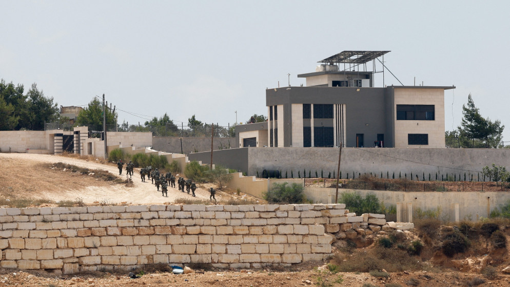 حصار خانق في قصرة: مستوطنون يطبقون الخناق على منازل فلسطينية جنوب نابلس