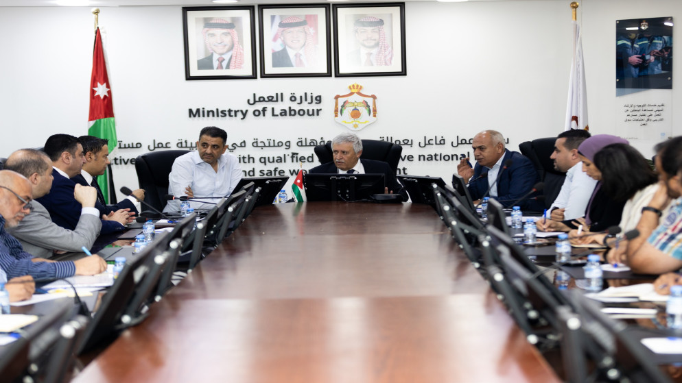 تحركات حكومية لدعم قطاع الالبسة والمحيكات في المحافظات