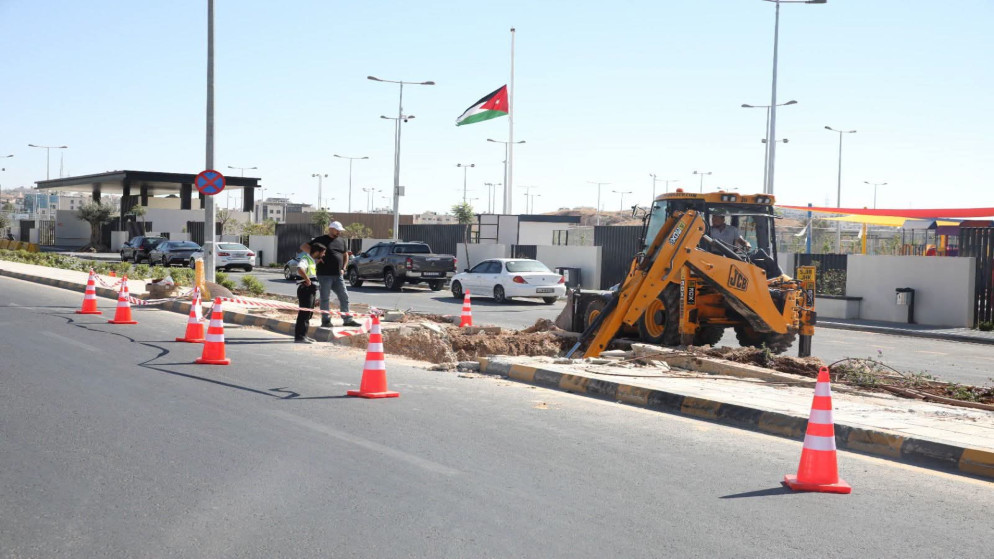 تنبيه هام للسائقين اغلاق مروري مؤقت في شارع السلام لتركيب جسر مشاة