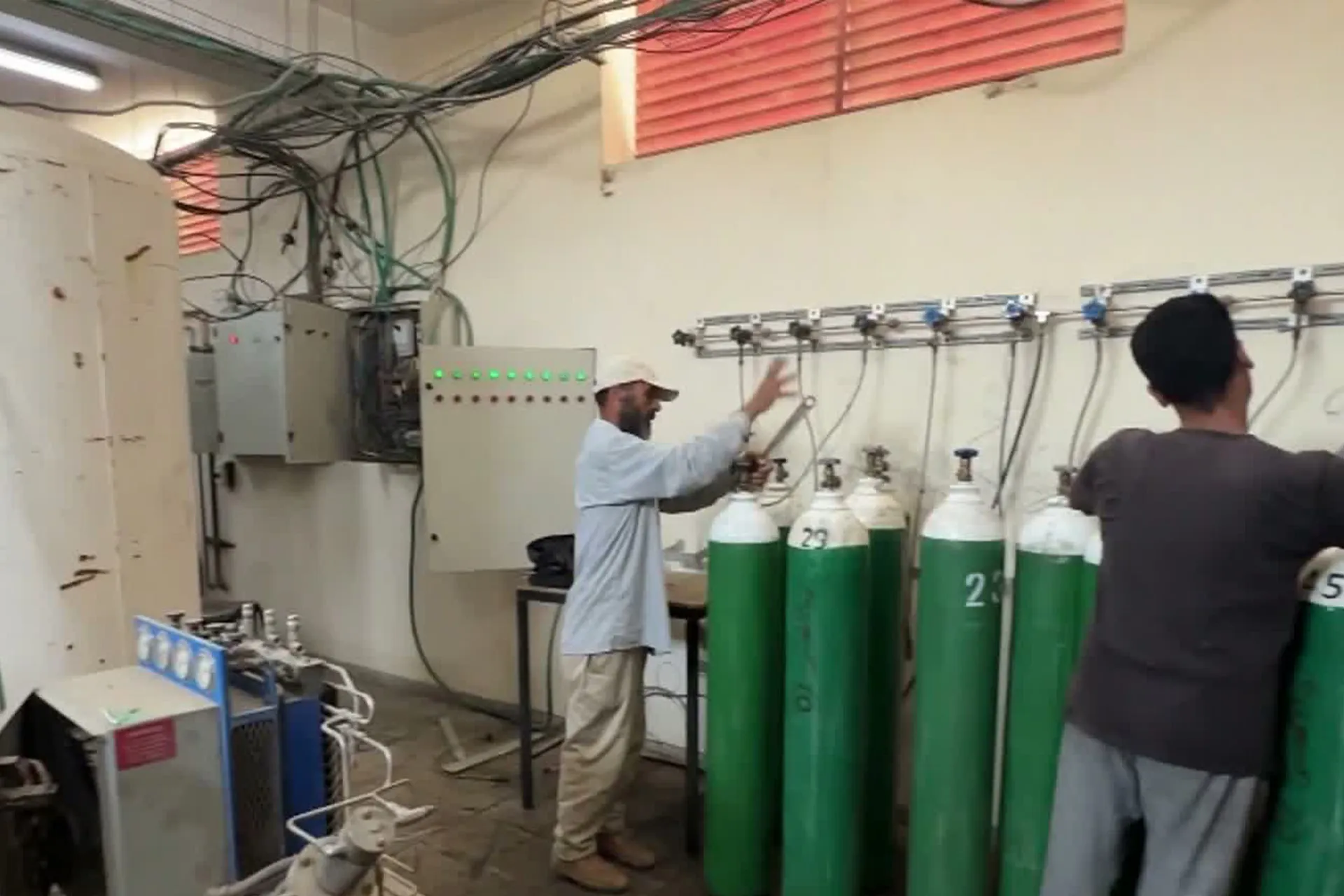 حرب الانفاس الاخيرة في غزة.. انهيار قطاع الاكسجين يهدد حياة الالاف