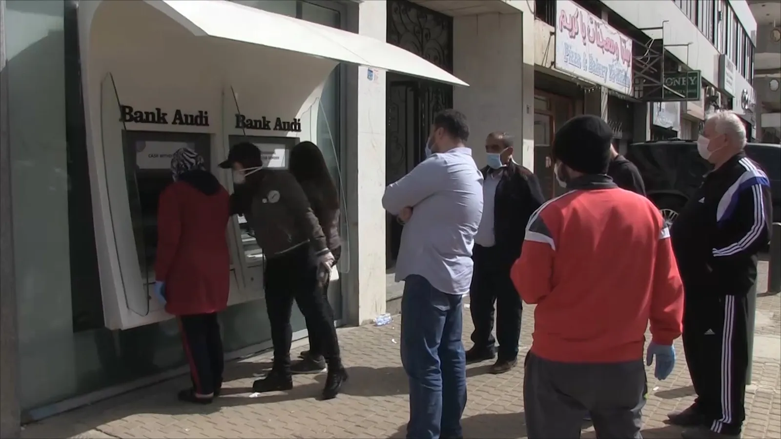خلف الستار.. كيف غرق لبنان في وحل الانهيار المصرفي لثلاثة عقود