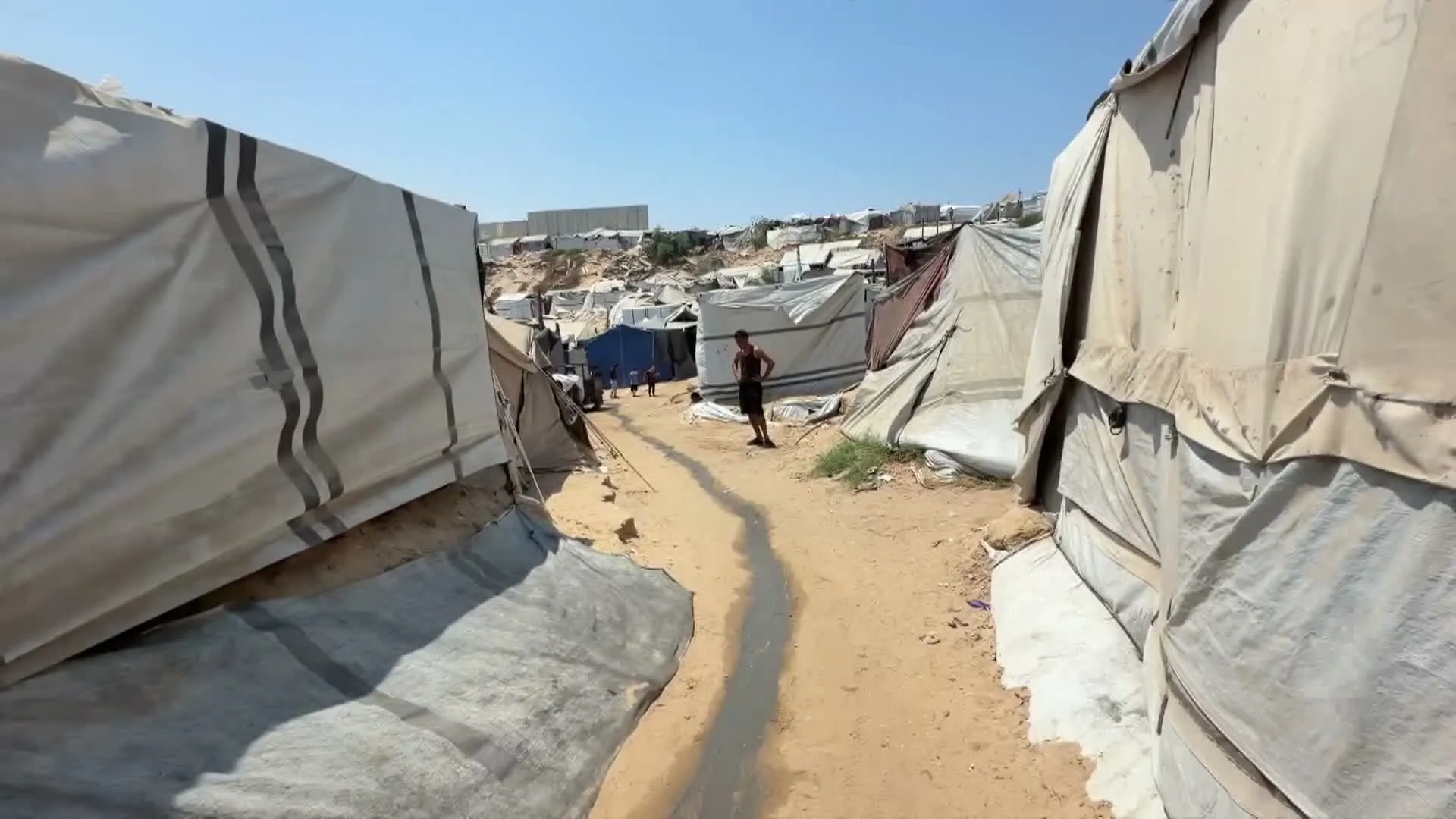 بين القبور وملاحقة الرصاص: رحلة النزوح القسري التي لا تنتهي في غزة