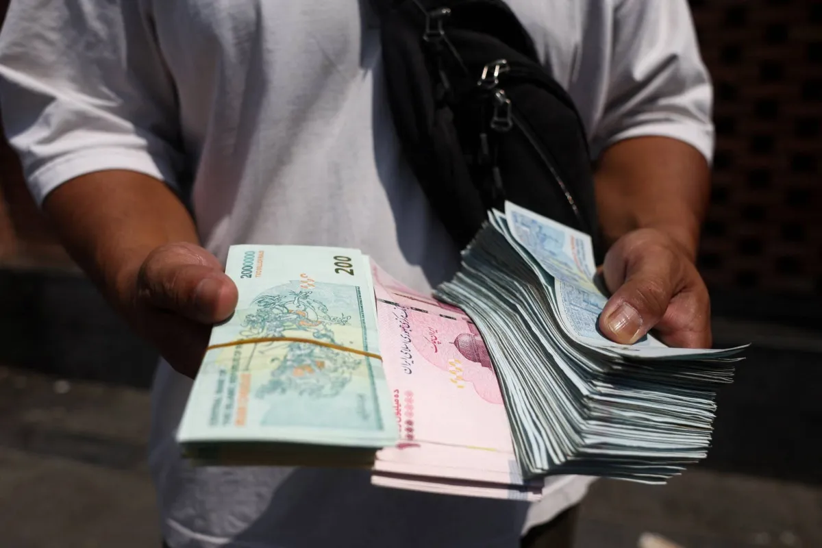 انهيار قياسي للريال الايراني امام الدولار وسط ترقب لعقوبات امريكية قاسية