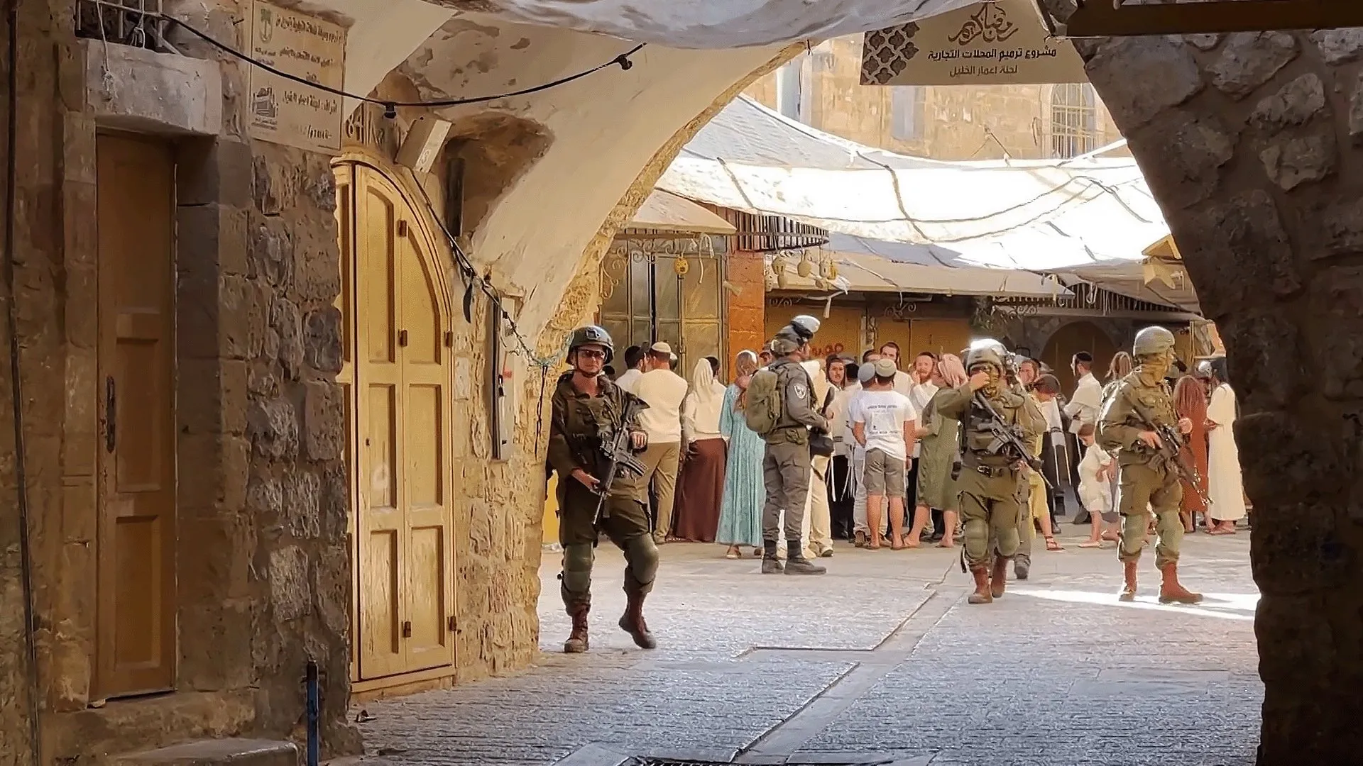 حصار الخليل القديمة.. صمود الحرف اليدوية في وجه التضييق والقيود