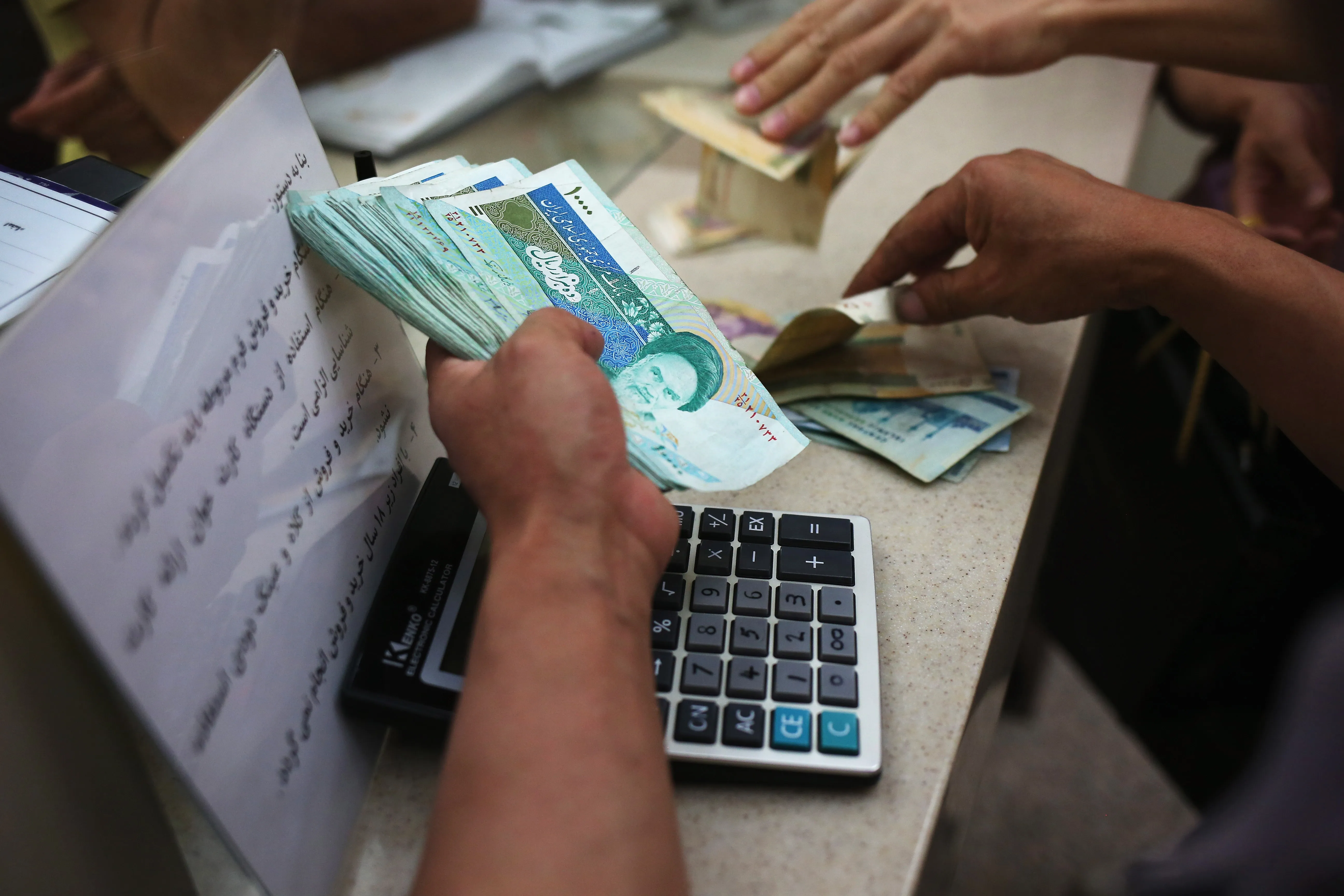انهيار قياسي للريال الايراني تحت وطاة العقوبات الامريكية المشددة