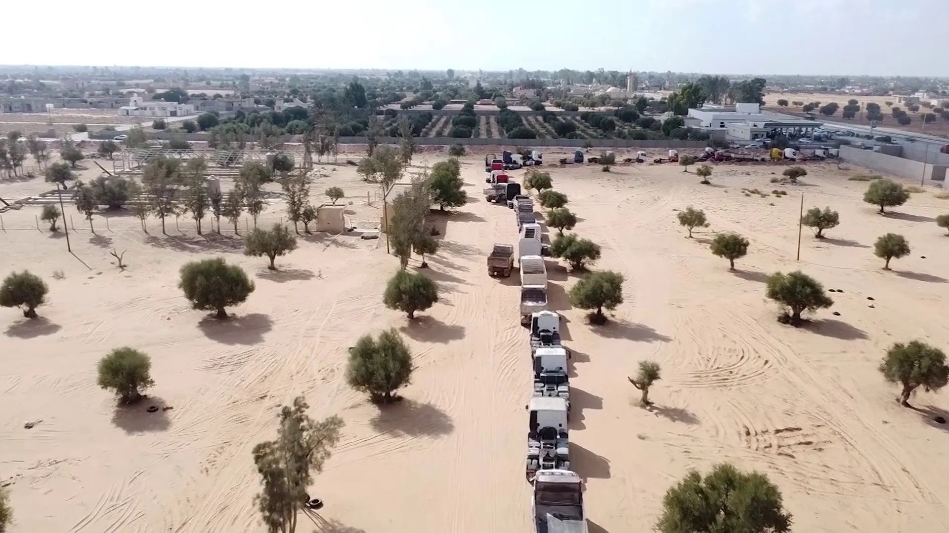 جحيم الطوابير في ليبيا.. سائقون يبيتون في مركباتهم بحثا عن الوقود