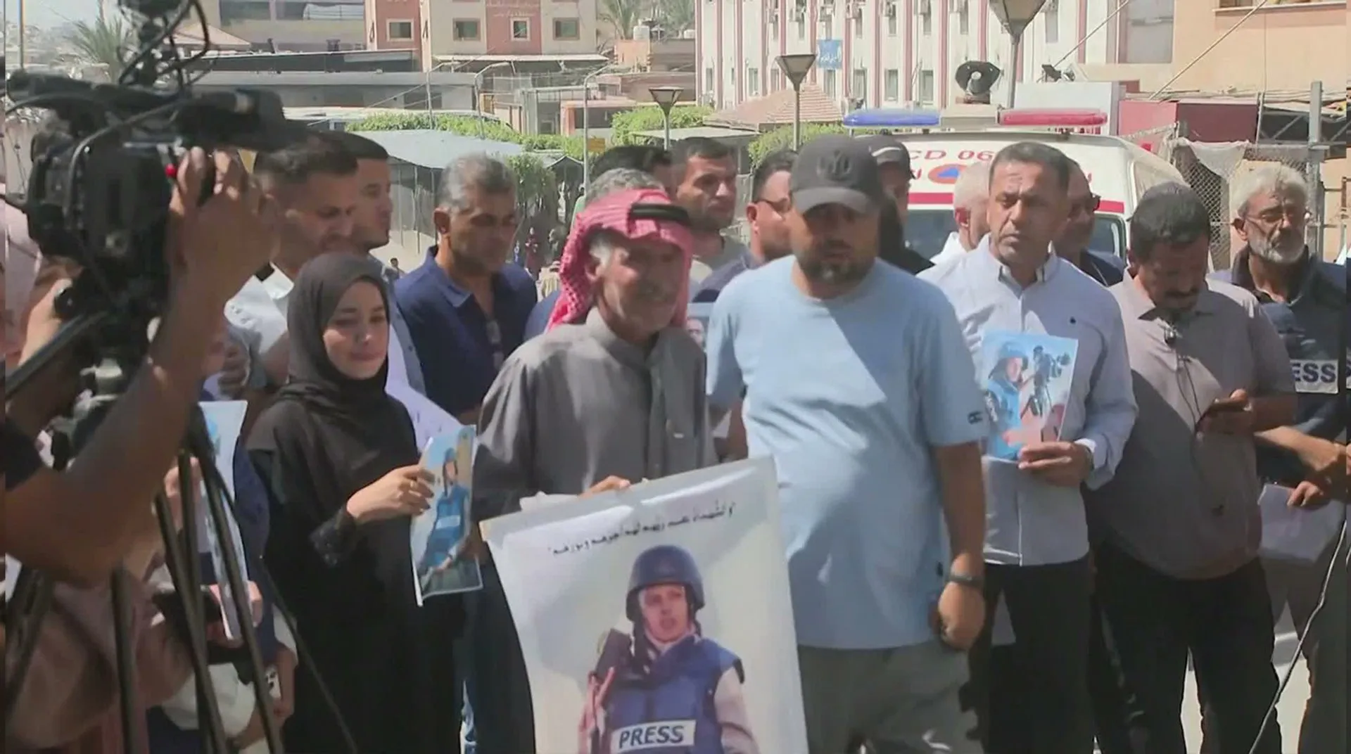 دموع ووعود في خان يونس لاحياء ذكرى شهداء مجمع ناصر الطبي