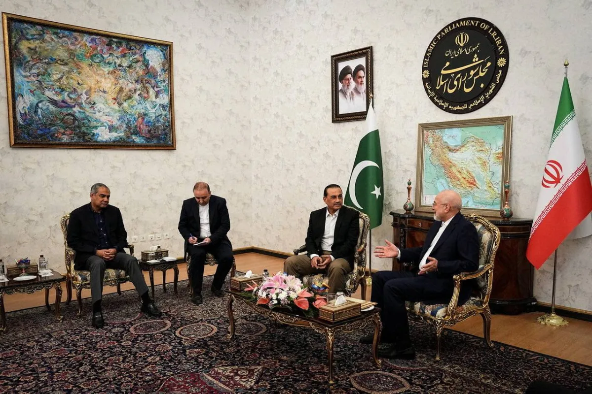 تحركات دبلوماسية مكثفة بين اسلام اباد وطهران لخفض التصعيد الاقليمي