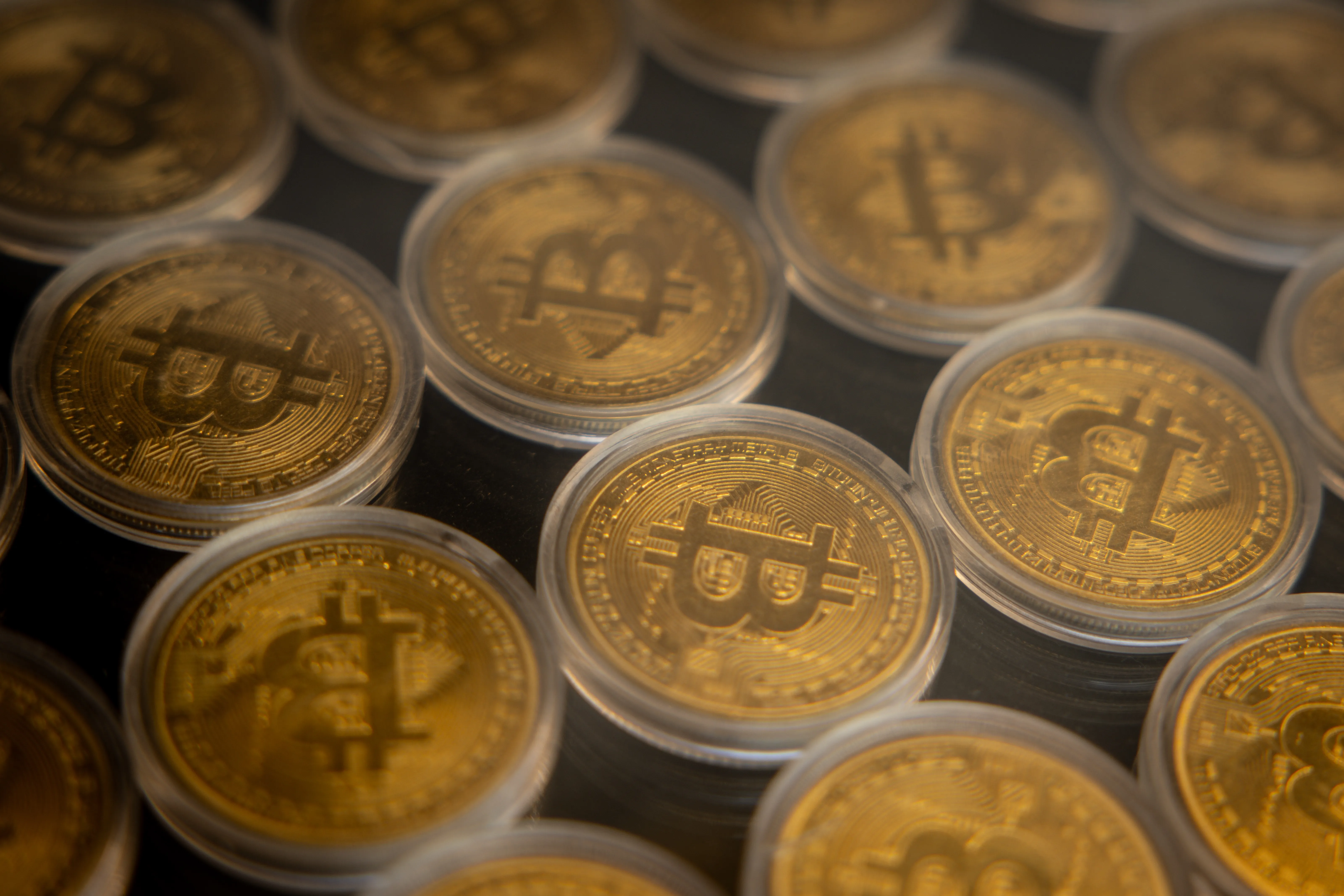 بيتكوين تقتحم حاجز 80 الف دولار مع تراجع الدولار الامريكي