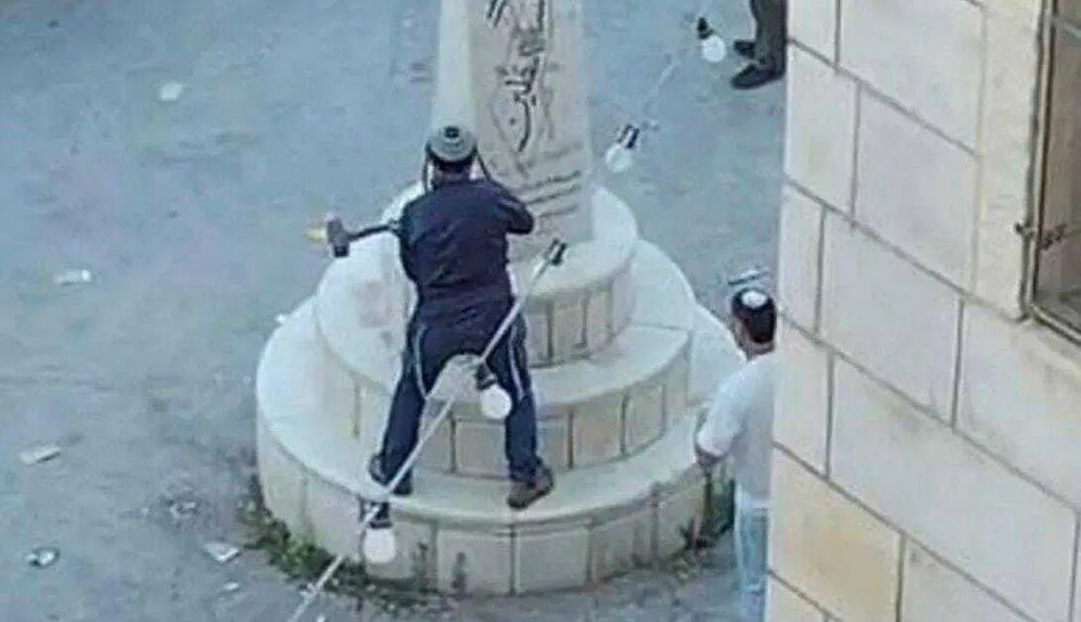 عضو كنيست يثير غضبا واسعا بعد تحطيم نصب تذكاري فلسطيني تحت حماية الجيش
