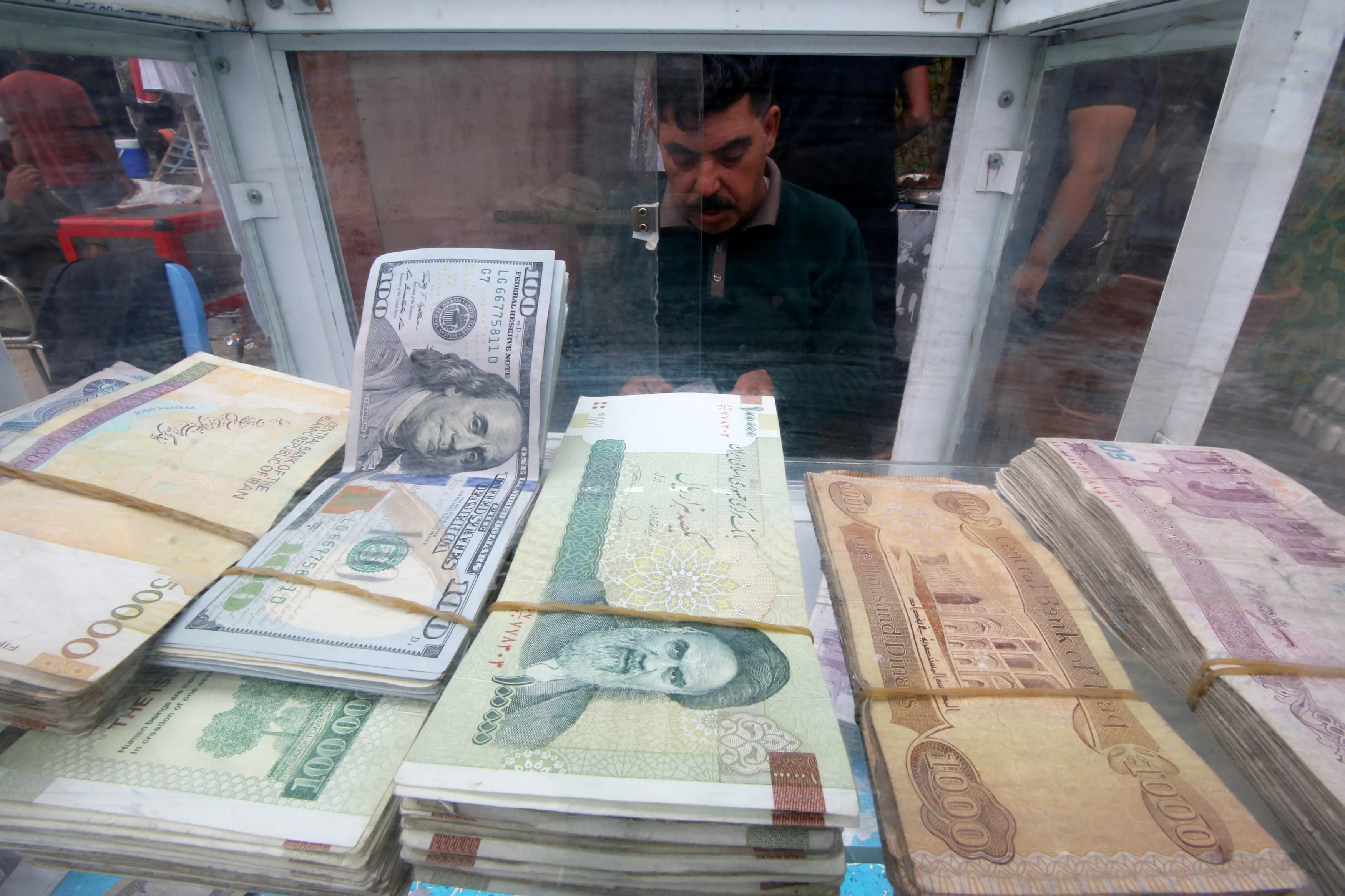 انهيار قياسي للريال الايراني وتجاوز حاجز المليوني دولار وسط ضغوط اقتصادية خانقة