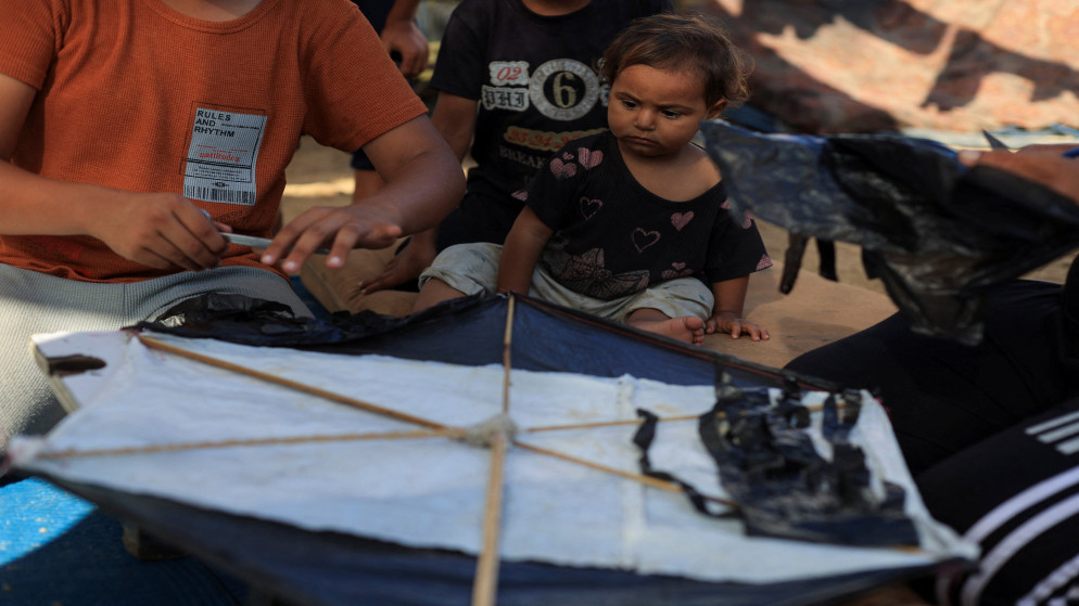 احتلال غزة يلاحق طفولة النازحين ويحرمهم من ابسط العابهم الورقية