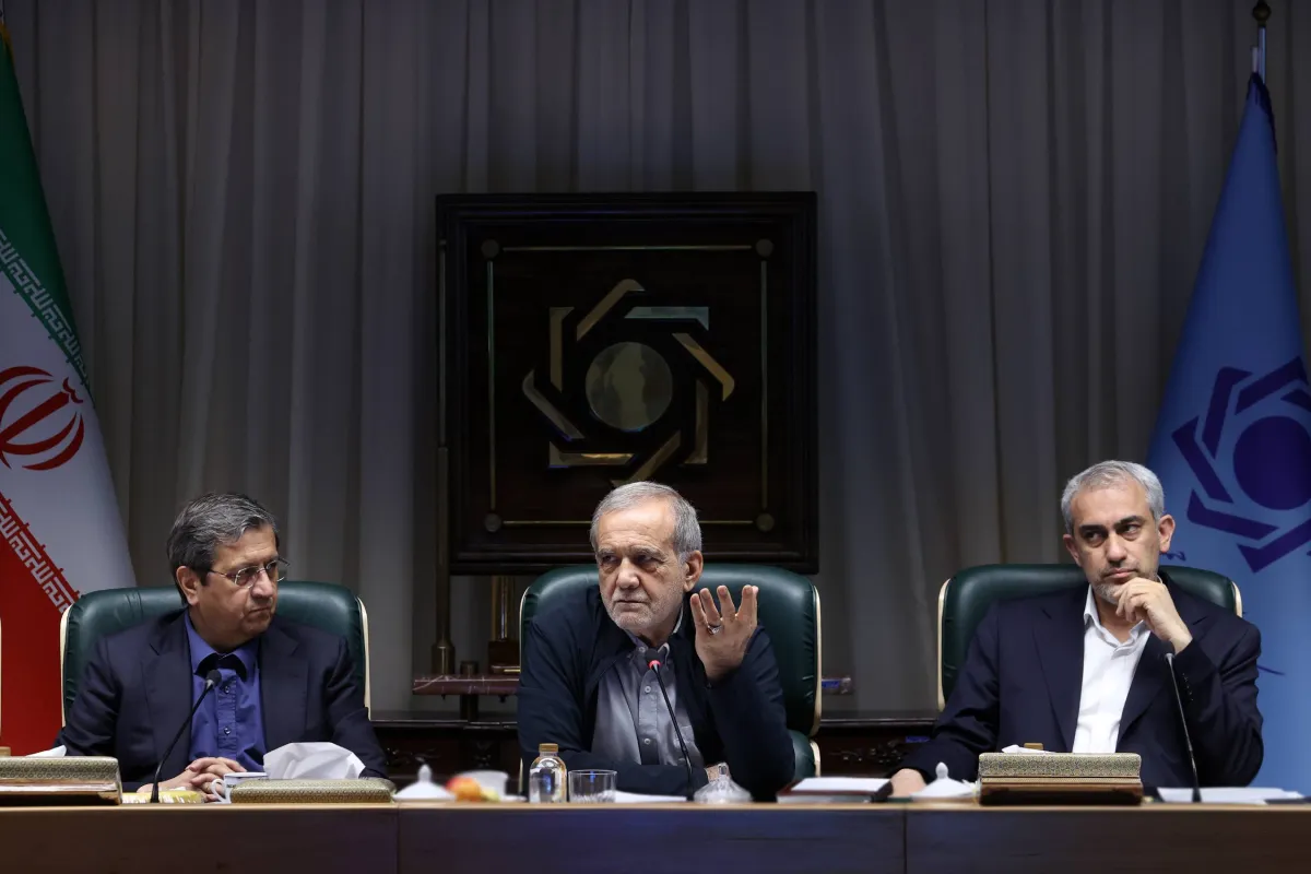 استنفار في طهران لاحتواء انهيار الريال ومواجهة الحصار الامريكي