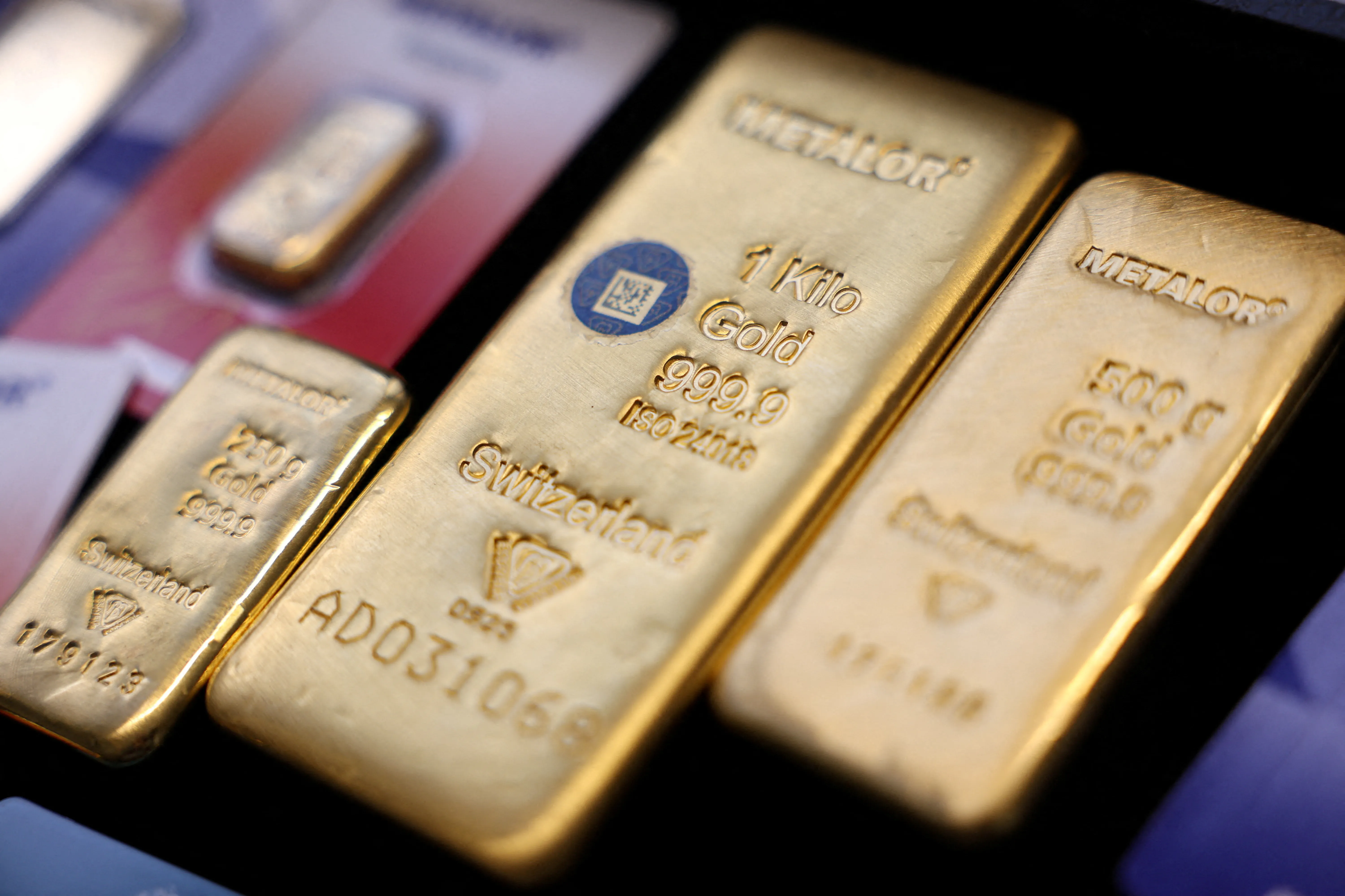 الذهب يستعيد بريقه والنفط يواصل الانزلاق مع ترقب تطورات مضيق هرمز