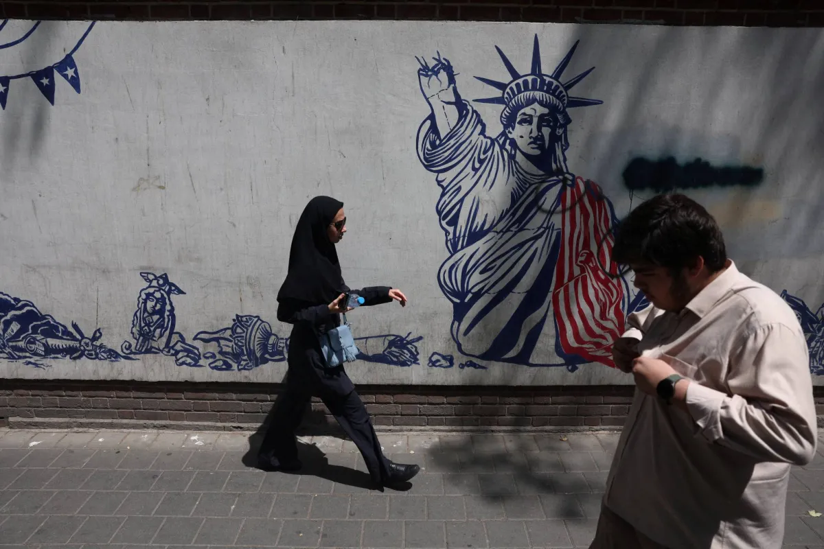 حصار اقتصادي امريكي على ايران وتحركات دبلوماسية مكثفة لضبط مضيق هرمز