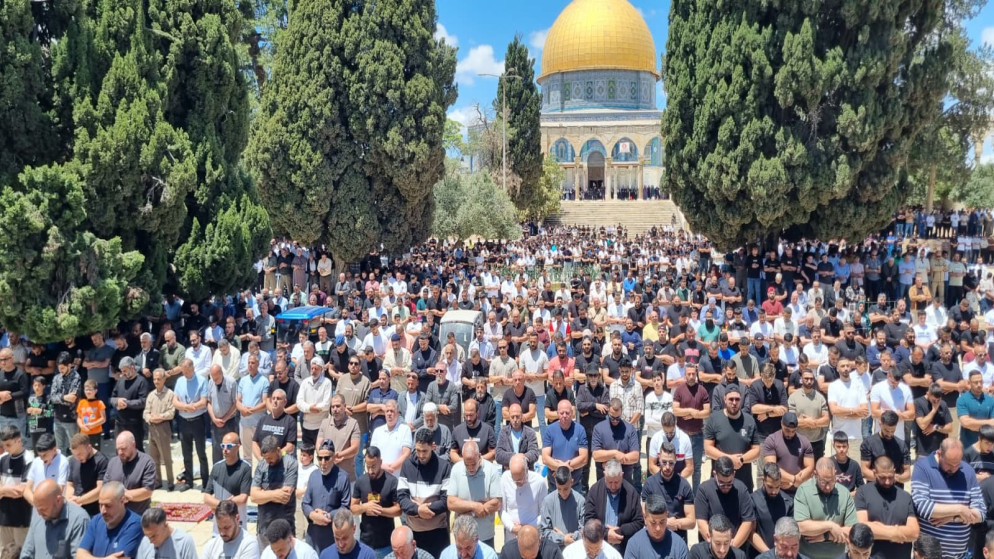 حشود غفيرة تتحدى القيود وتزحف نحو المسجد الاقصى لاداء صلاة الجمعة