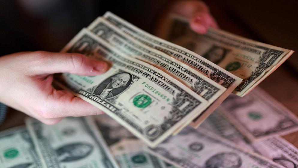 مستقبل اسعار الفائدة يضع الدولار في صدارة المشهد المالي العالمي