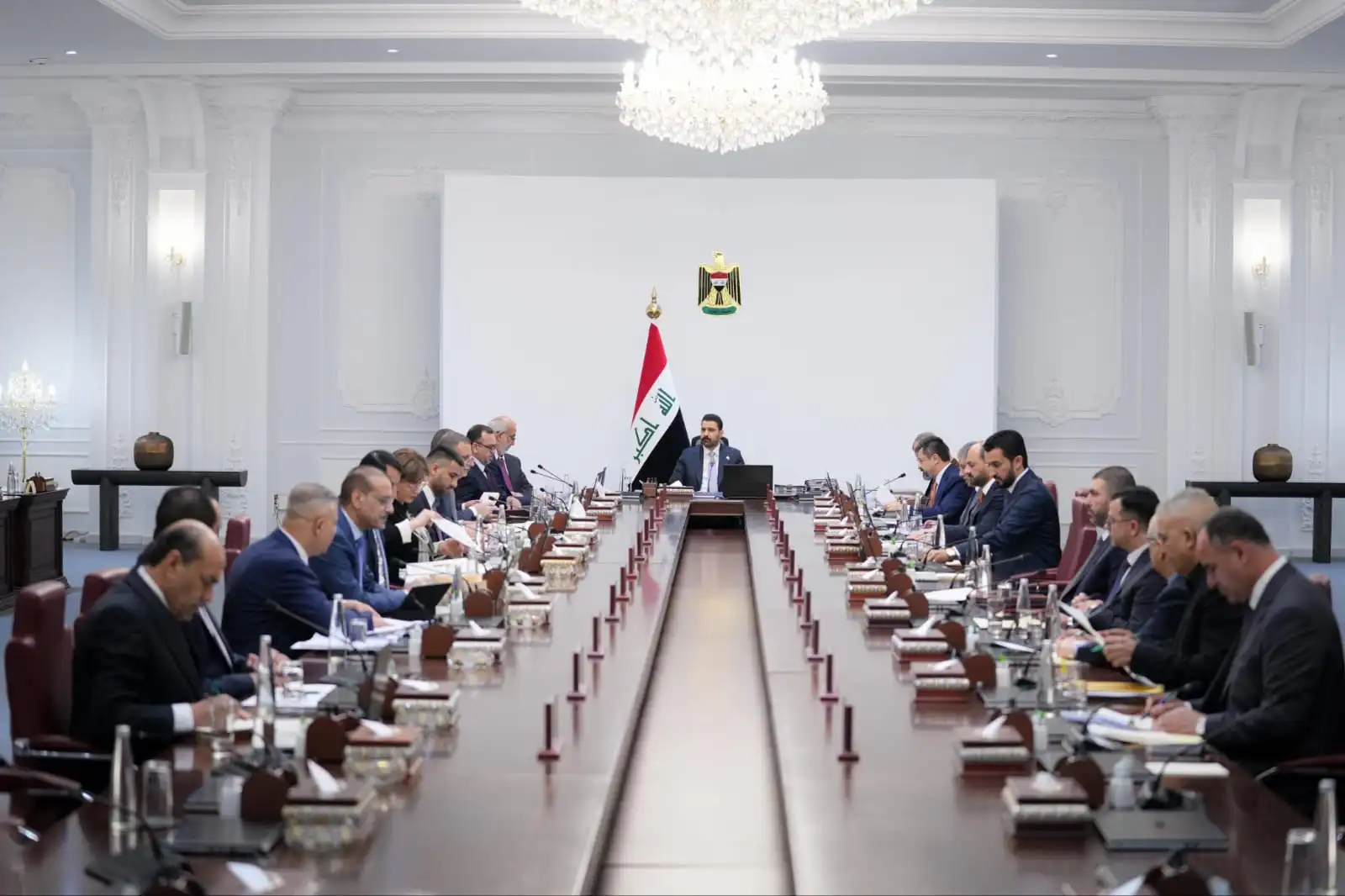حصاد المئة يوم الاولى لحكومة الزيدي في ظل ازمة مضيق هرمز