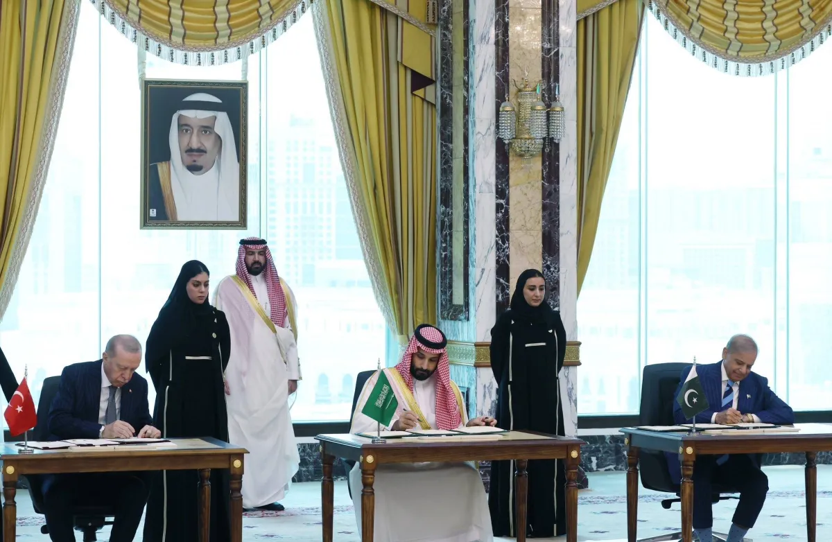 تحالف دفاعي ثلاثي في اسطنبول لتعزيز امن المنطقة بمشاركة سعودية وتركية وباكستانية