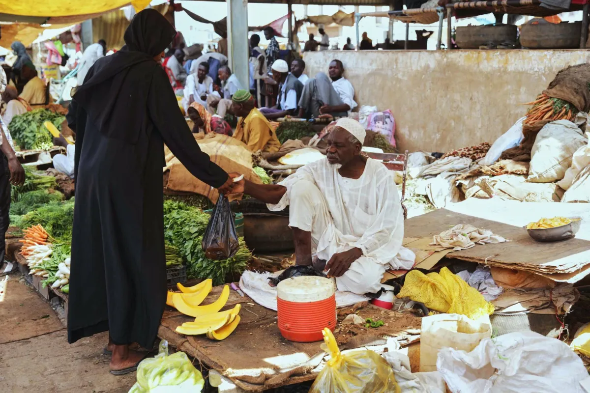 سقوط حر للجنيه السوداني يفاقم الازمة المعيشية ويشعل اسعار السلع