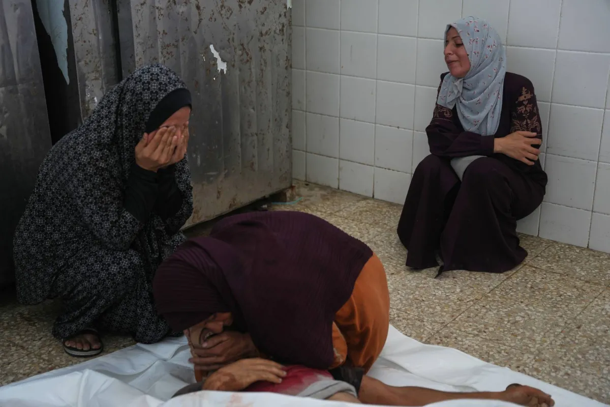 دماء في دير البلح غارة اسرائيلية تنهي حياة طفل وفلسطيني