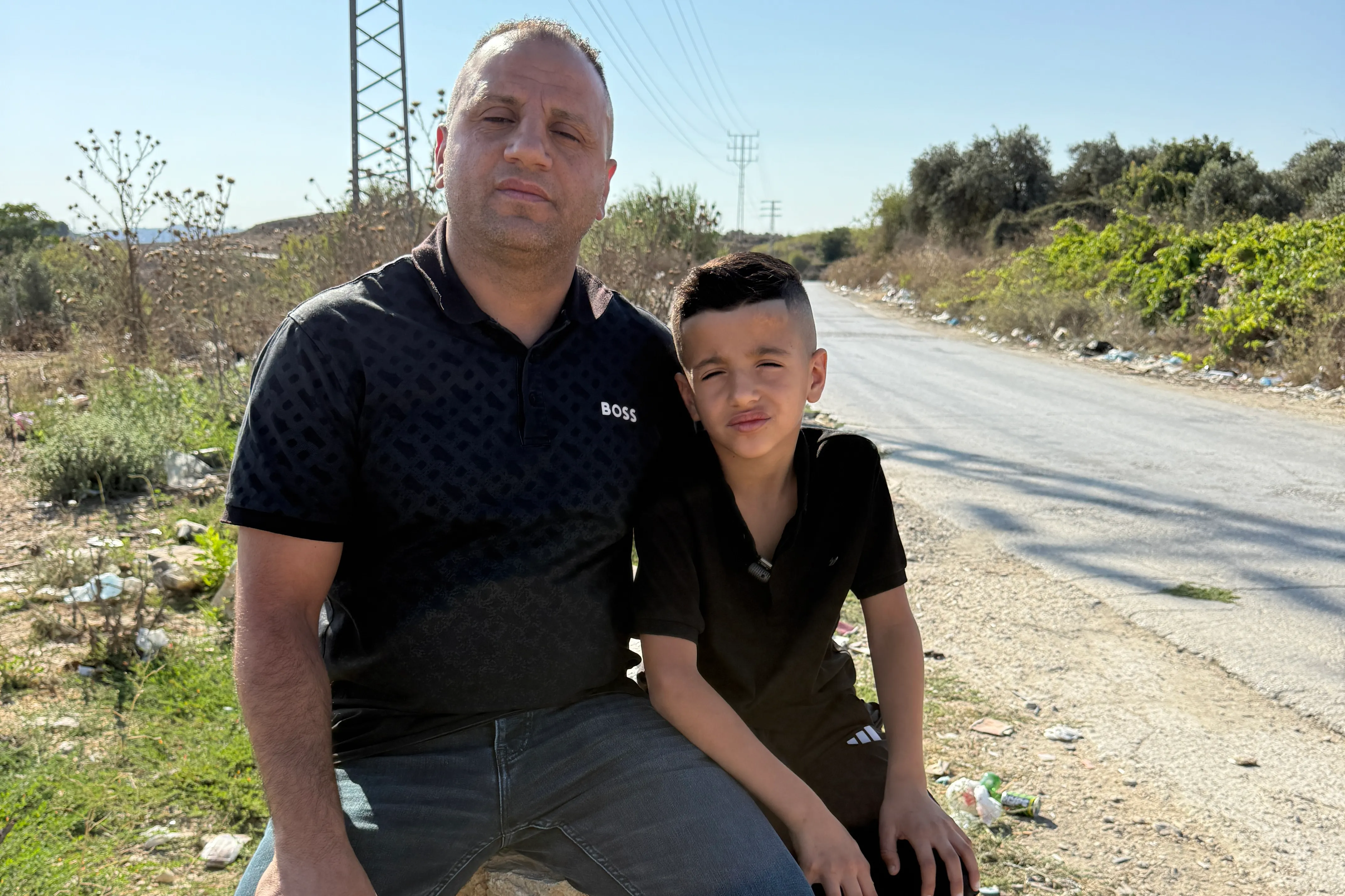 مأساة على ابواب القدس طفل يرفض ترك والده العالق خلف حاجز عسكري