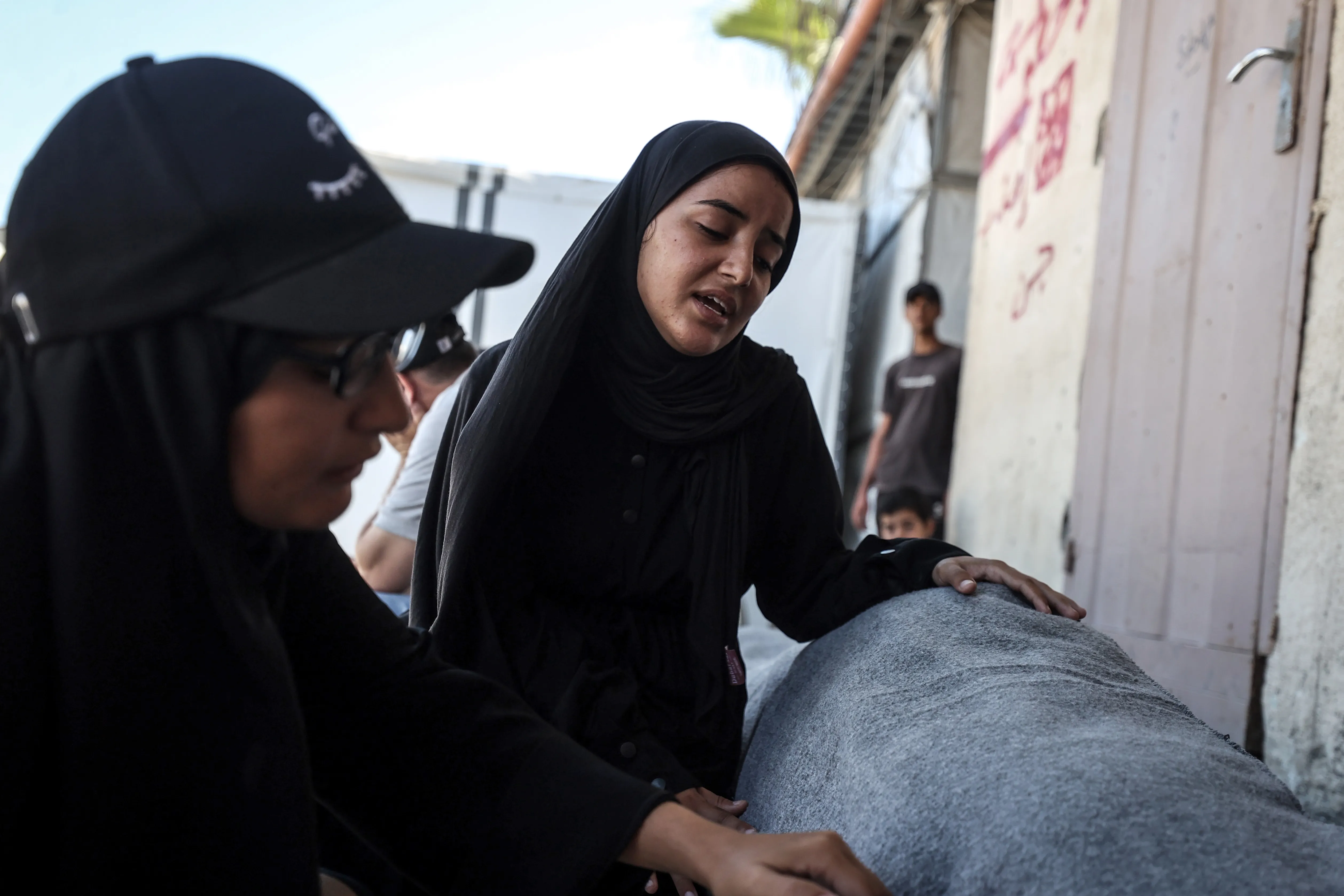 تصعيد دام في جباليا واستهداف مباشر للنازحين وسط قطاع غزة