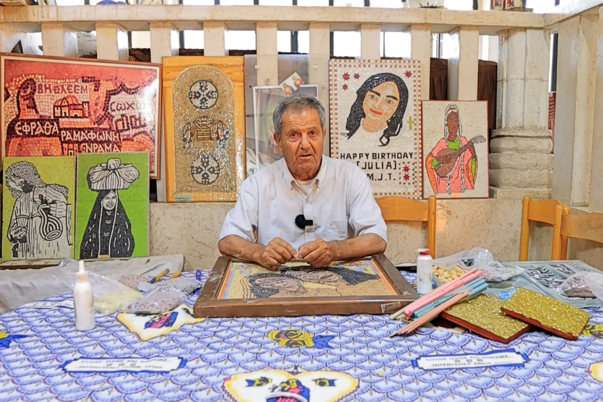 حارس الذاكرة الفلسطينية.. يعقوب الاطرش يحيي التاريخ عبر احجار الفسيفساء