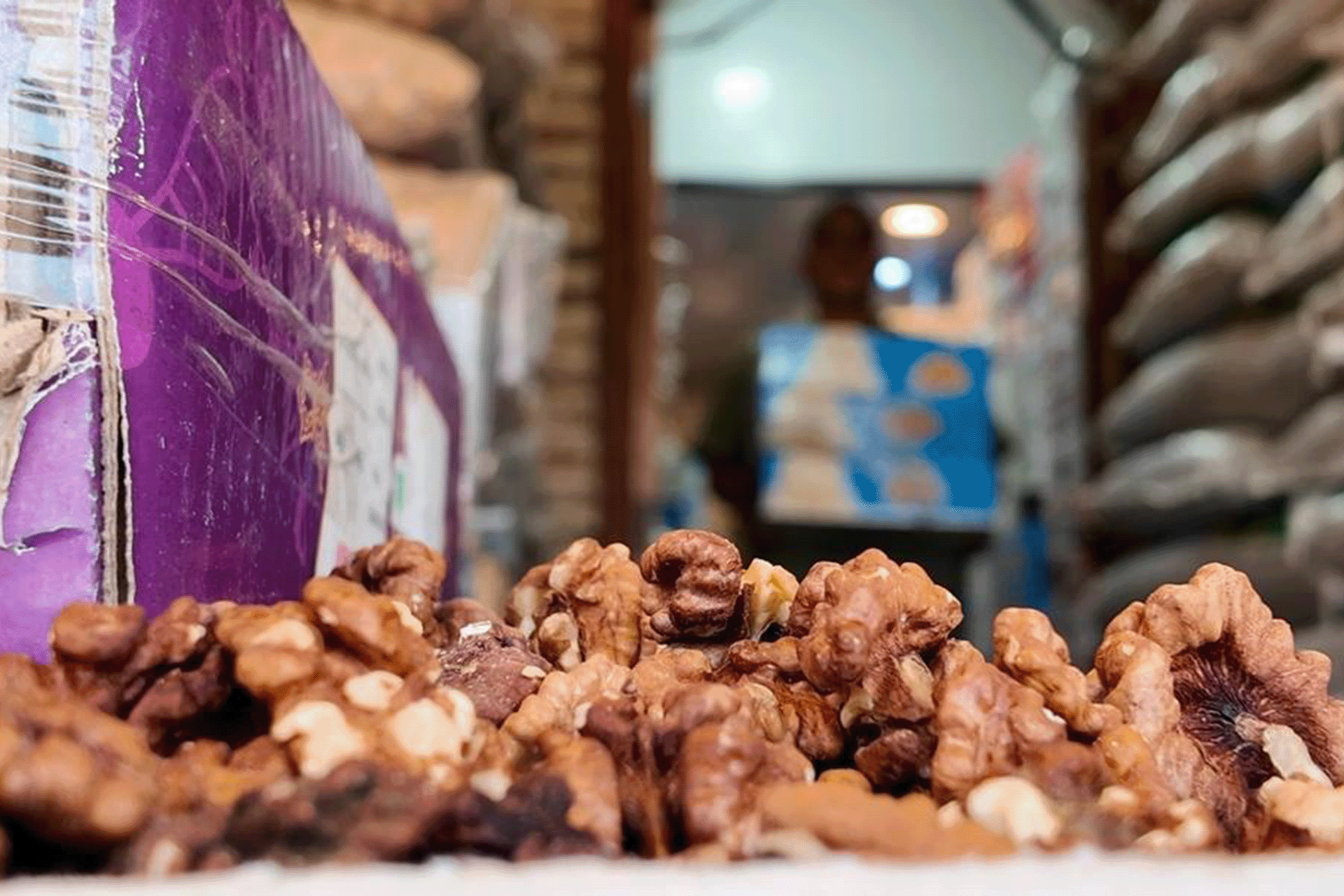 تضخم الاسعار في ايران يضع تجارة الجوز في بازار طهران امام تحديات صعبة