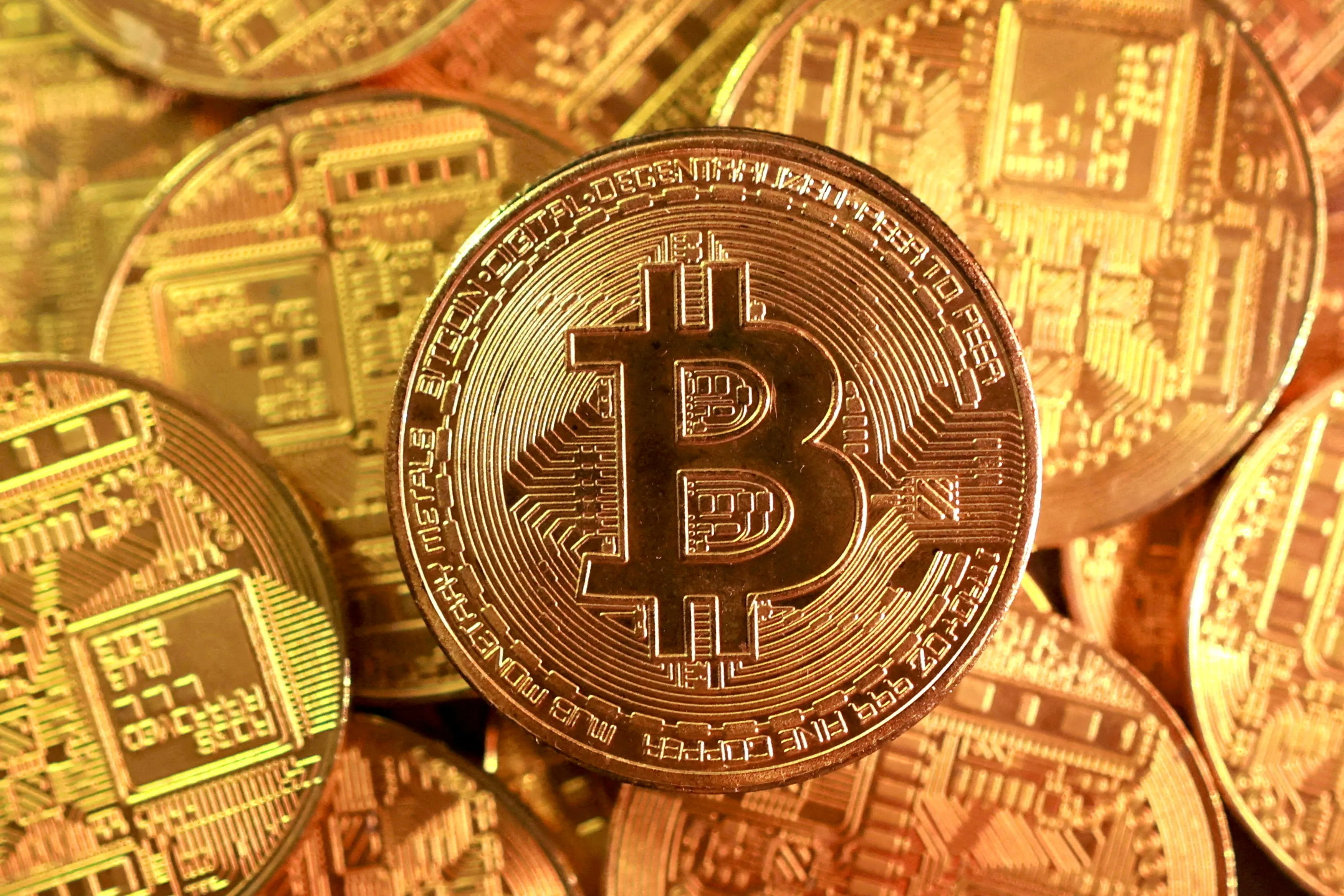 لماذا تتراجع بيتكوين امام حاجز 80 الف دولار وما سر ضعف الطلب الامريكي