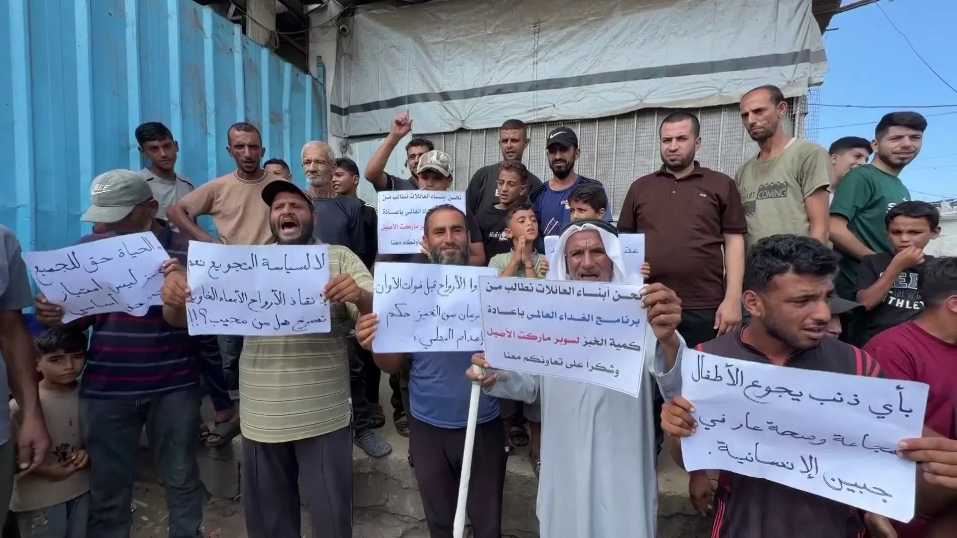 شبورة الجوع تخيم على خان يونس واحتجاجات شعبية رفضا لتقليص حصص الخبز