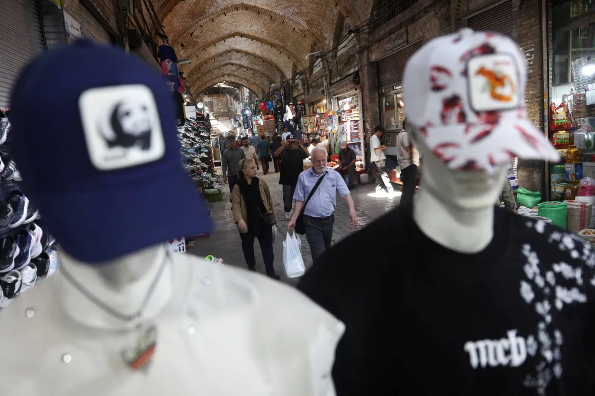 انهيار قياسي للريال الايراني تحت وطاة العقوبات والحرب
