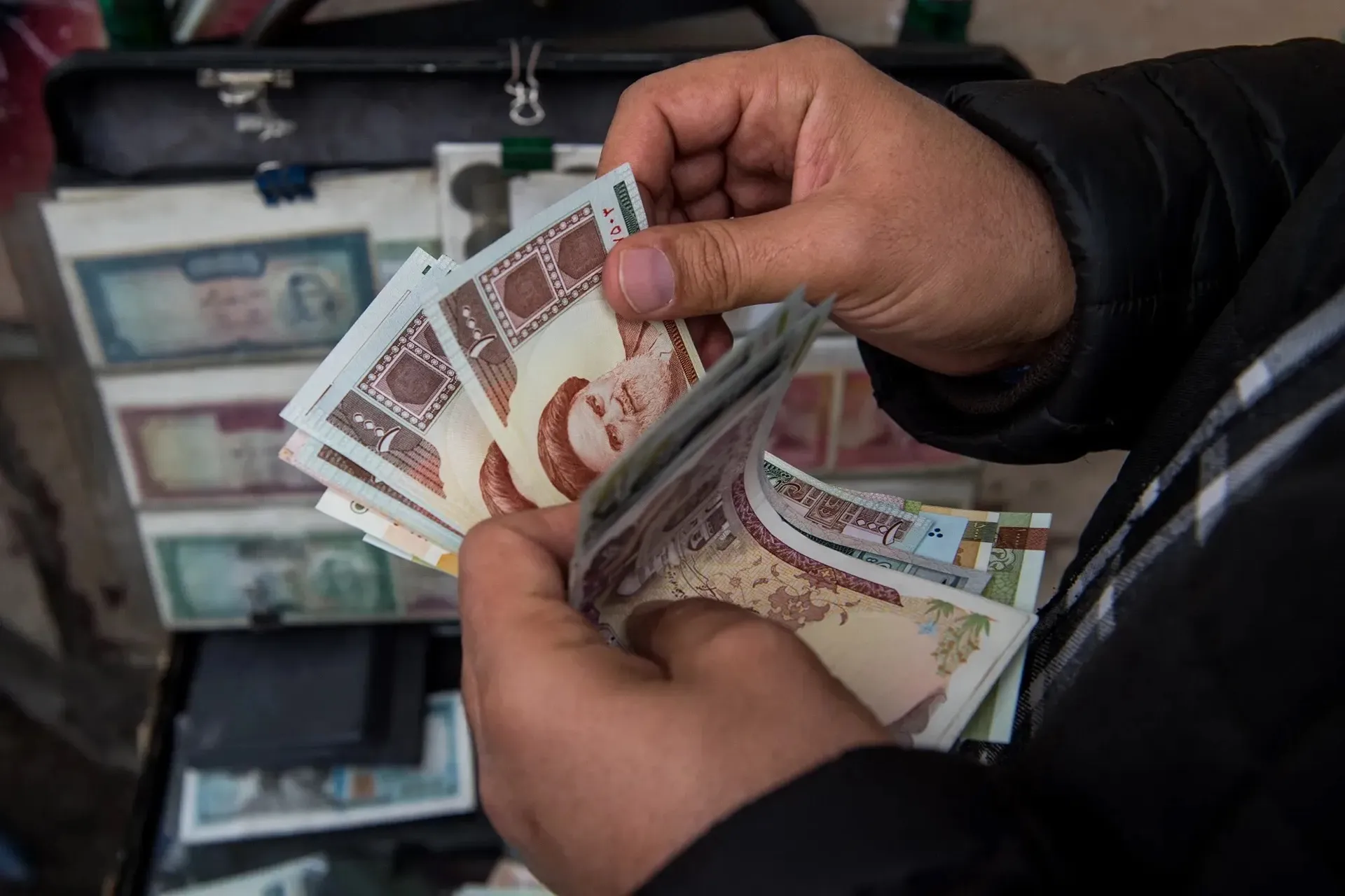 مليارا دولار في مواجهة الانهيار.. هل تنجح طهران في حماية الريال الايراني؟