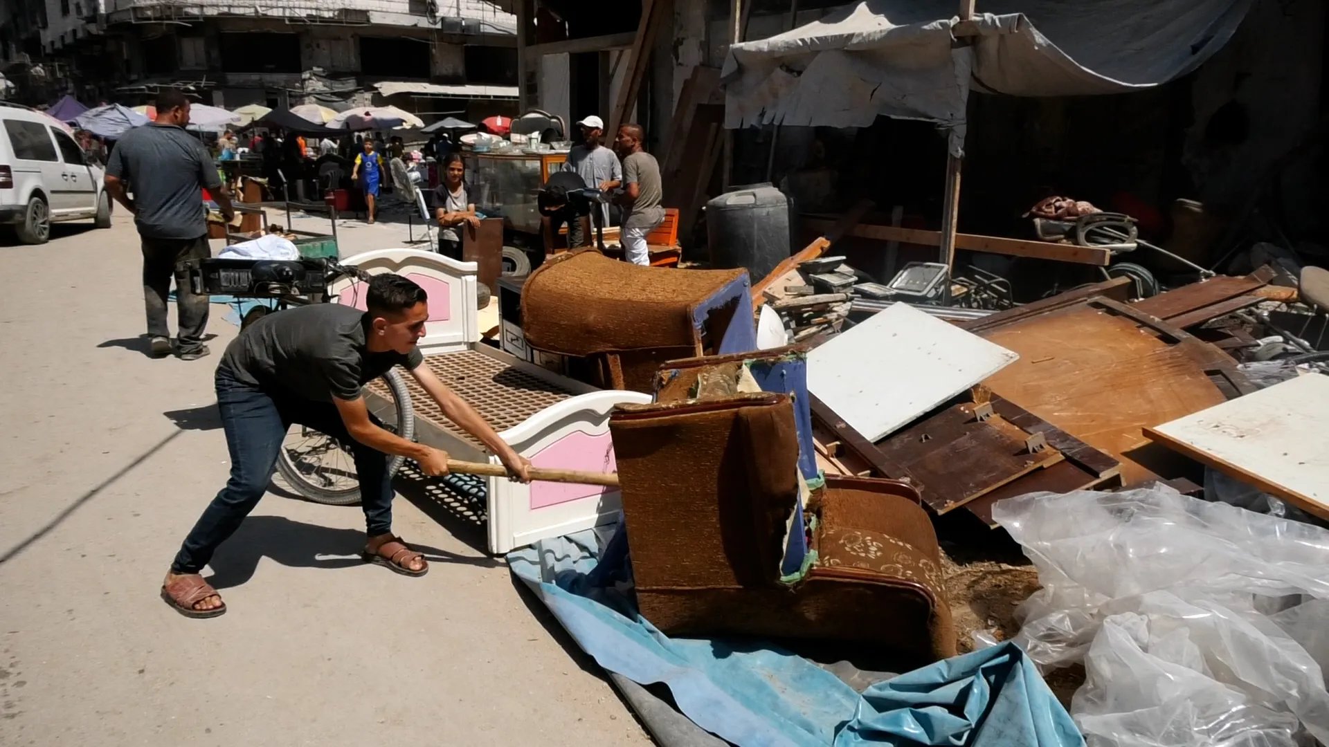 معركة البقاء في غزة.. النازحون يبيعون ذكرياتهم لسد رمق الجوع
