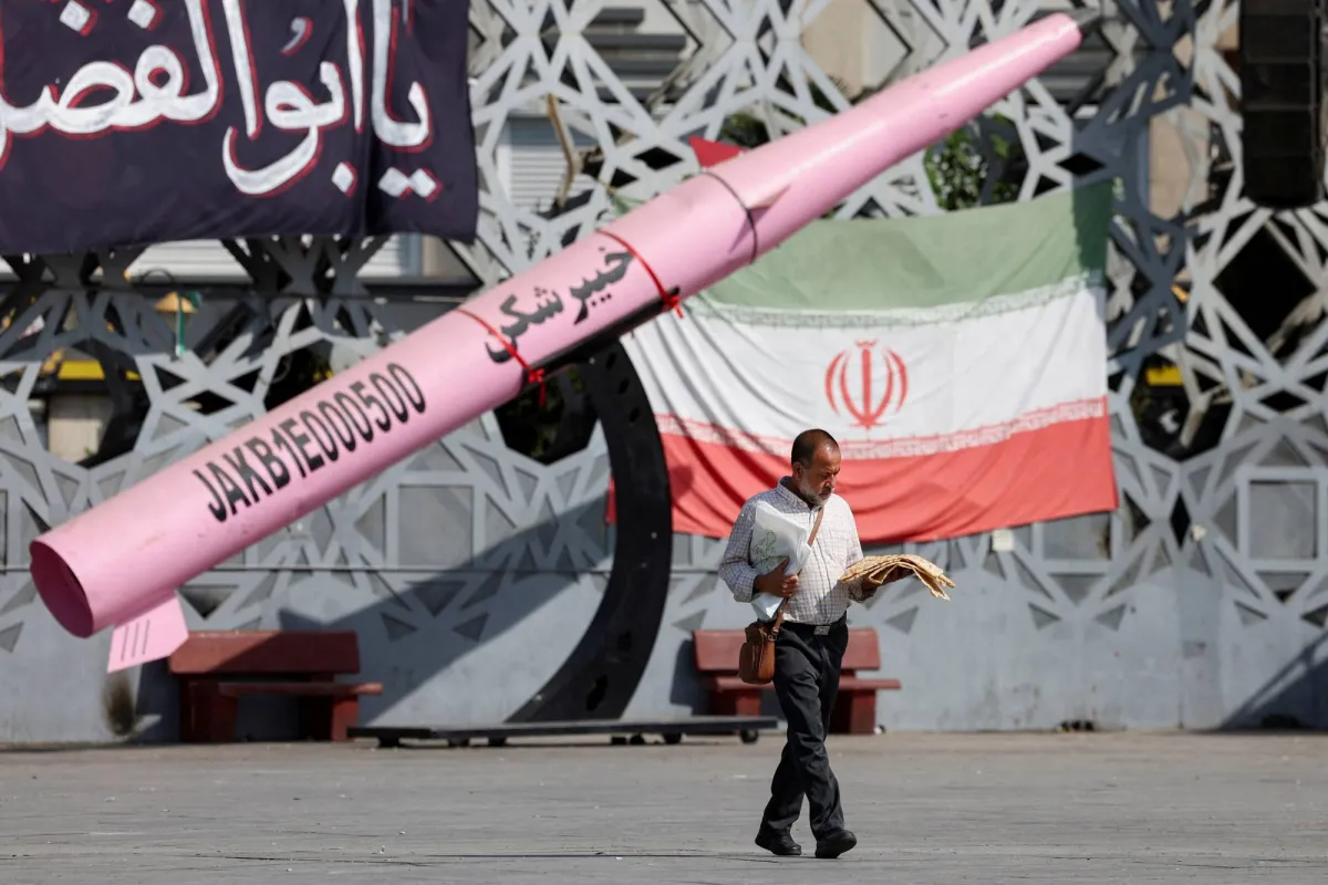 لندن تضيق الخناق على طهران بقرارات عقابية جديدة تستهدف الملاحة والطيران
