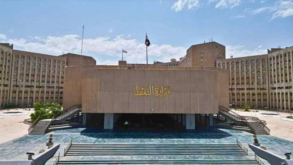 غموض يحيط بحادثة استهداف ناقلة نفط داخل المياه العراقية