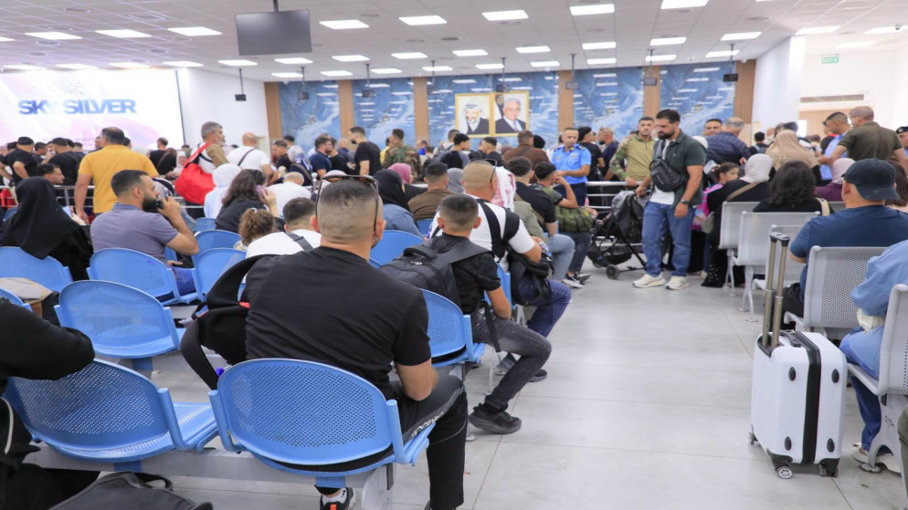 زخم كبير في حركة السفر عبر معبر الكرامة وتوقيف عشرات المطلوبين