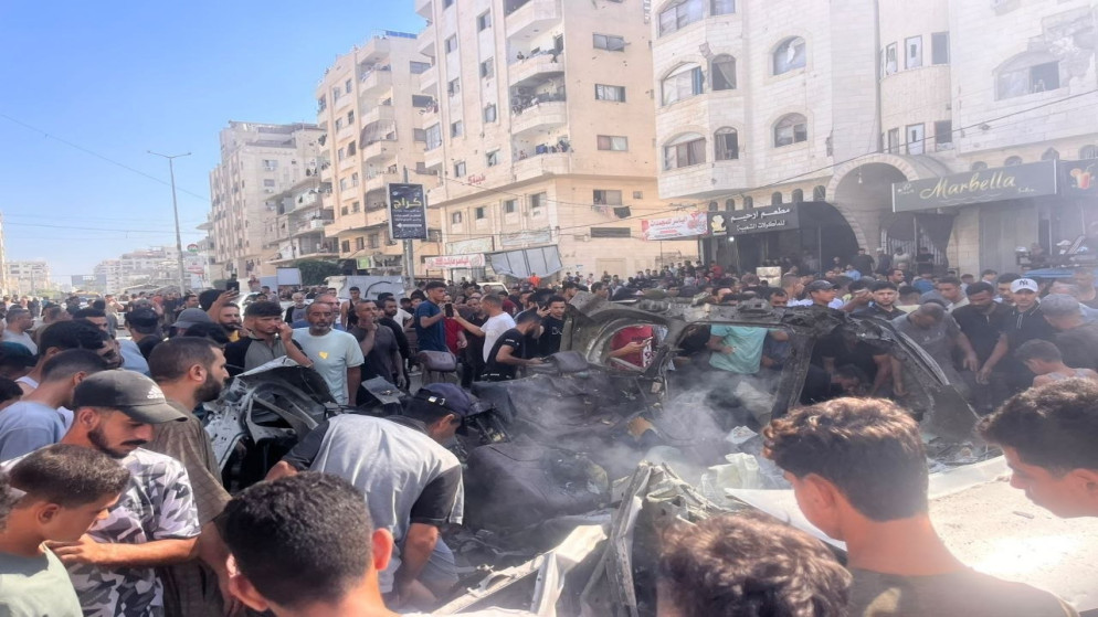 ارتقاء شهداء في قصف اسرائيلي استهدف مركبة جنوب غزة