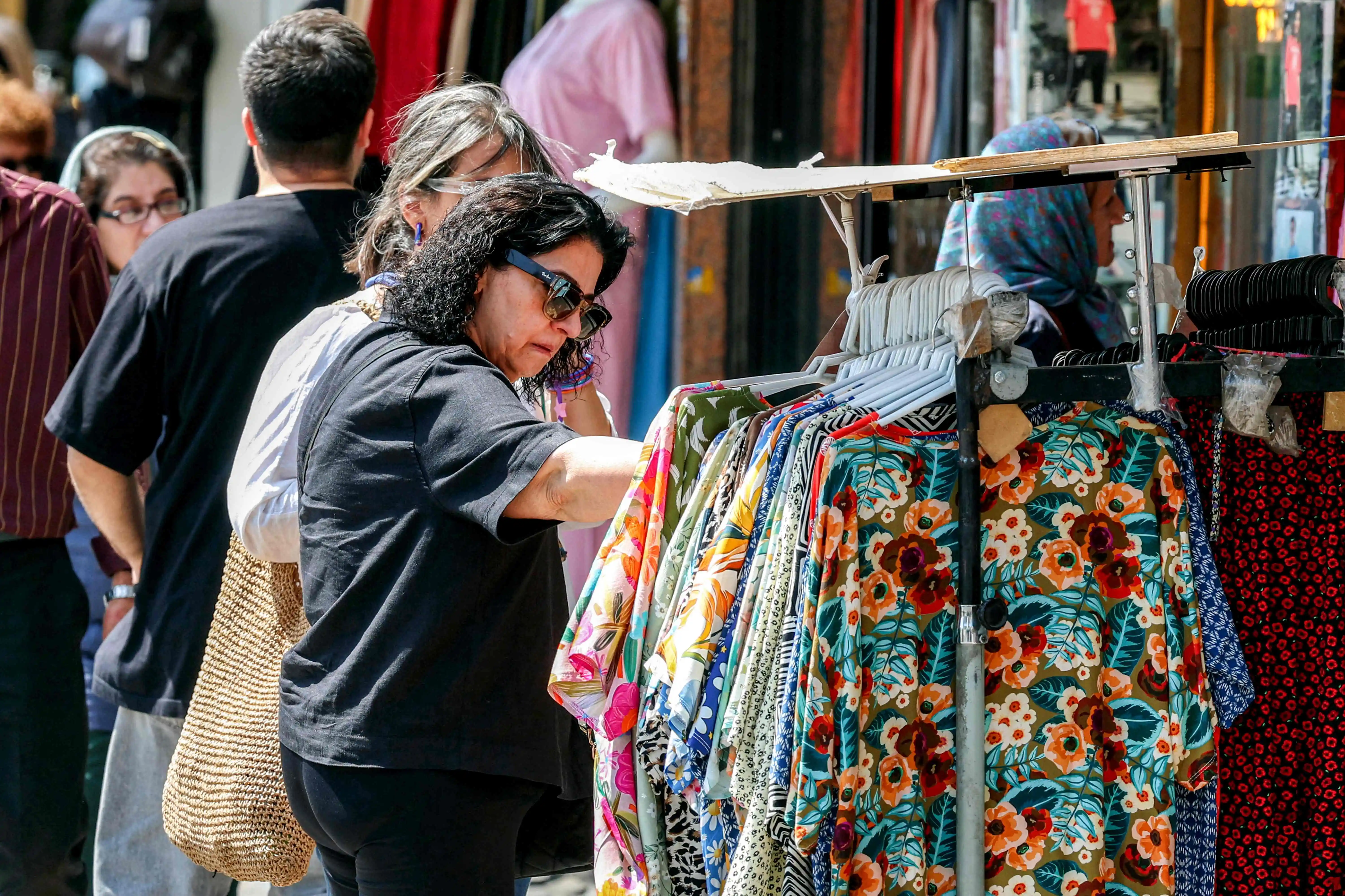 موجة غلاء تضرب اسواق الملابس العالمية بسبب التوترات الجيوسياسية