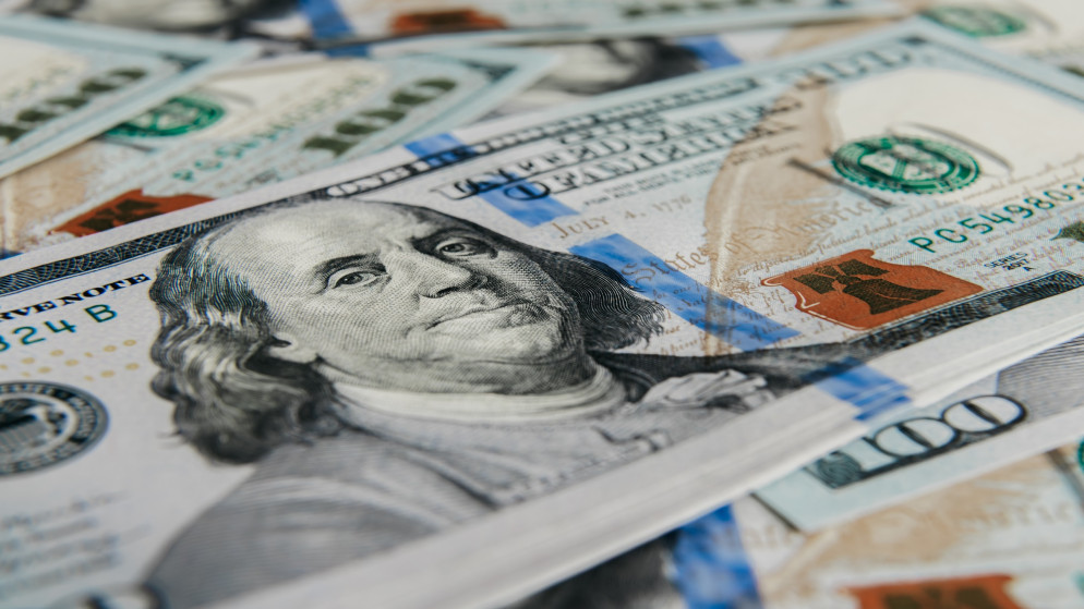 الدولار يلامس قمة جديدة بدعم من اسعار النفط وعوائد السندات