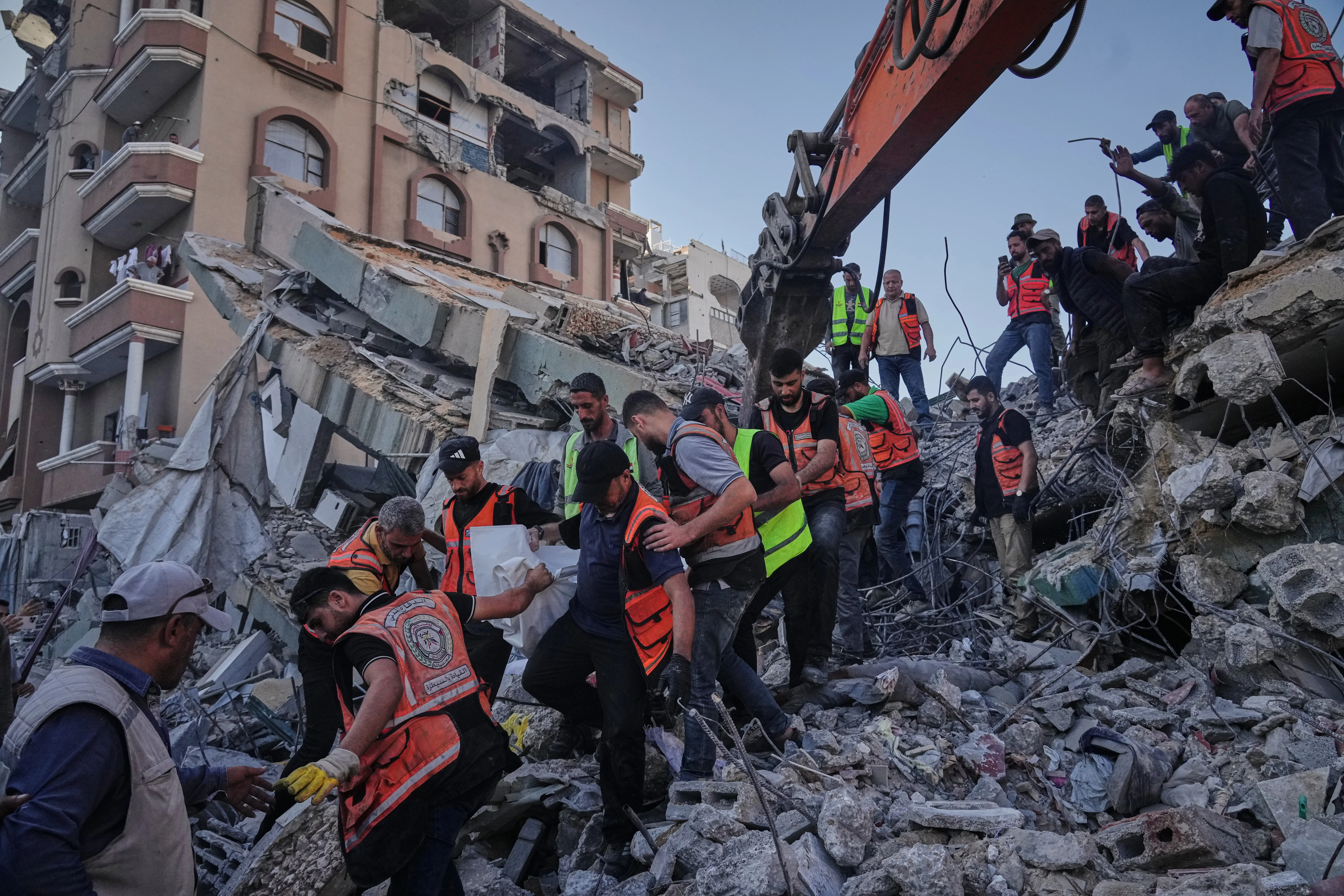 كارثة في غزة: انهيار مبنى سكني يجدد المخاوف من ازمة المباني المتضررة