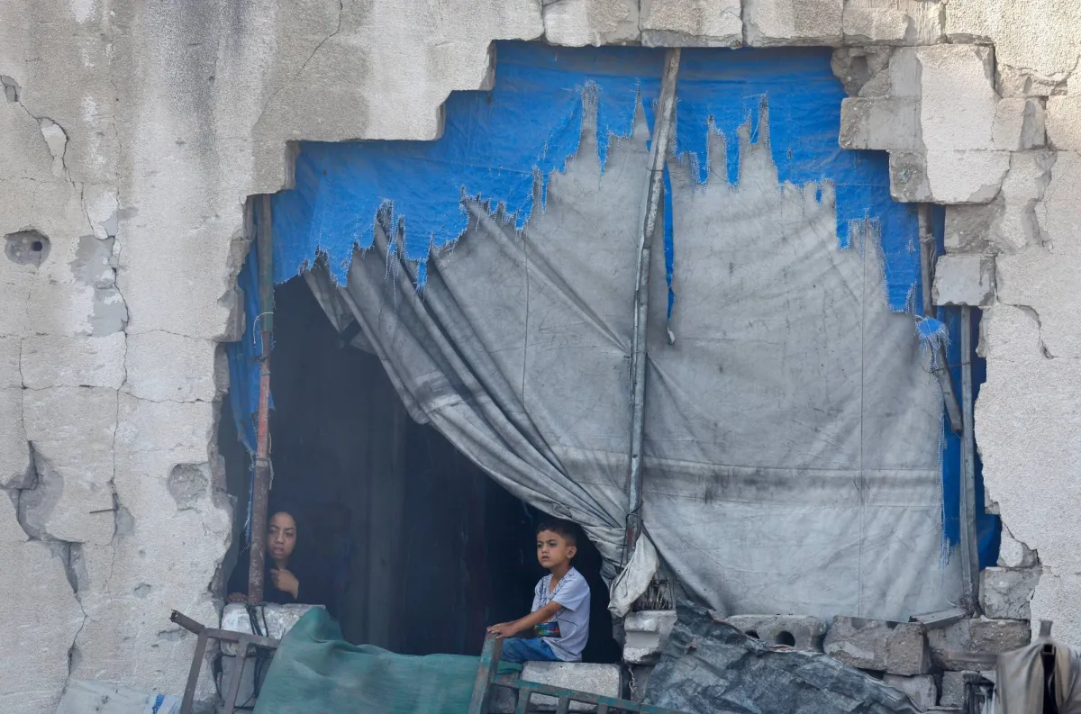 فاجعة غزة.. انهيار مبنى سكني يضاعف معاناة النازحين وسط تحذيرات من كارثة مرتقبة