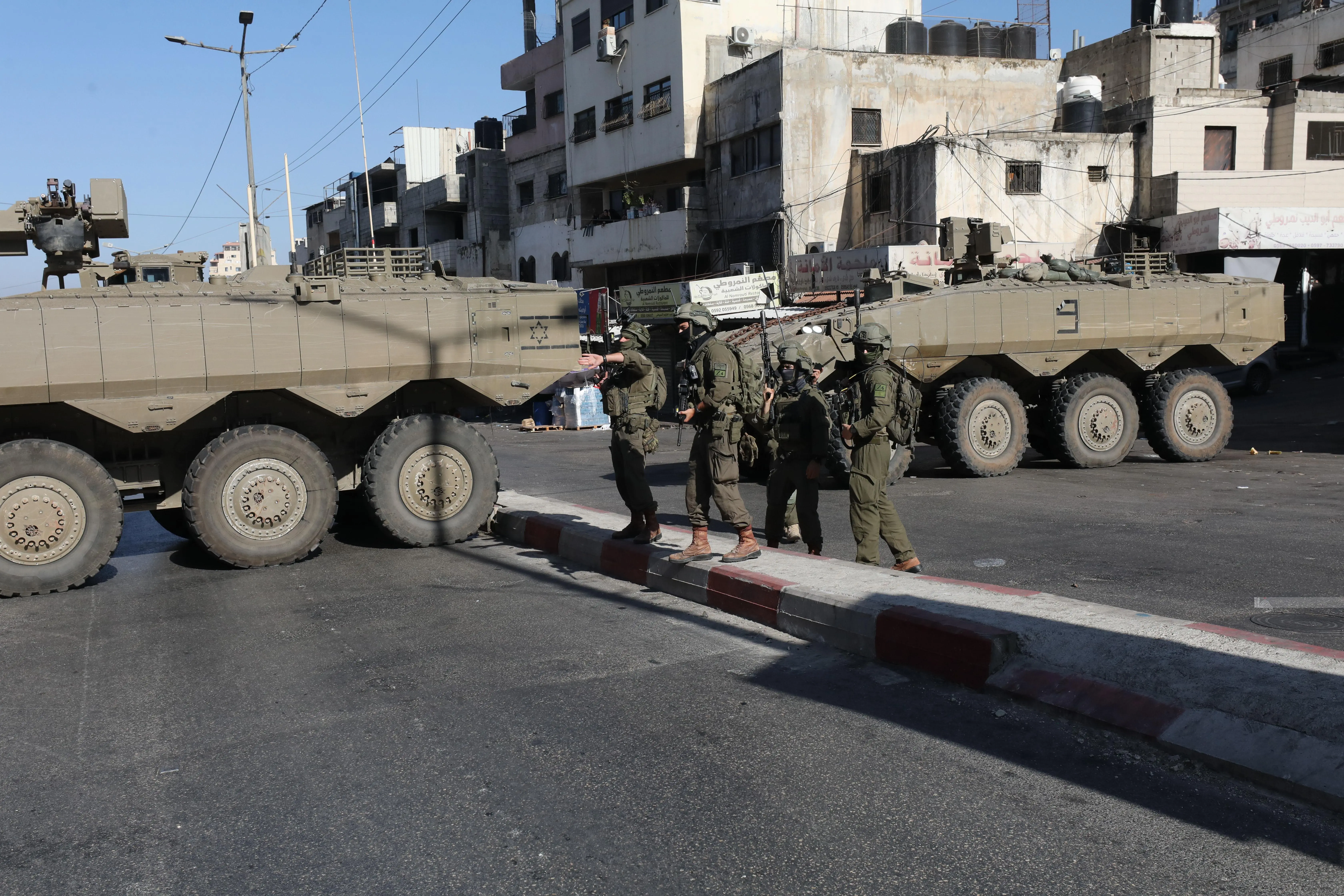 تصعيد عسكري ومخططات استيطانية تحاصر الضفة الغربية وتطال منازل الفلسطينيين