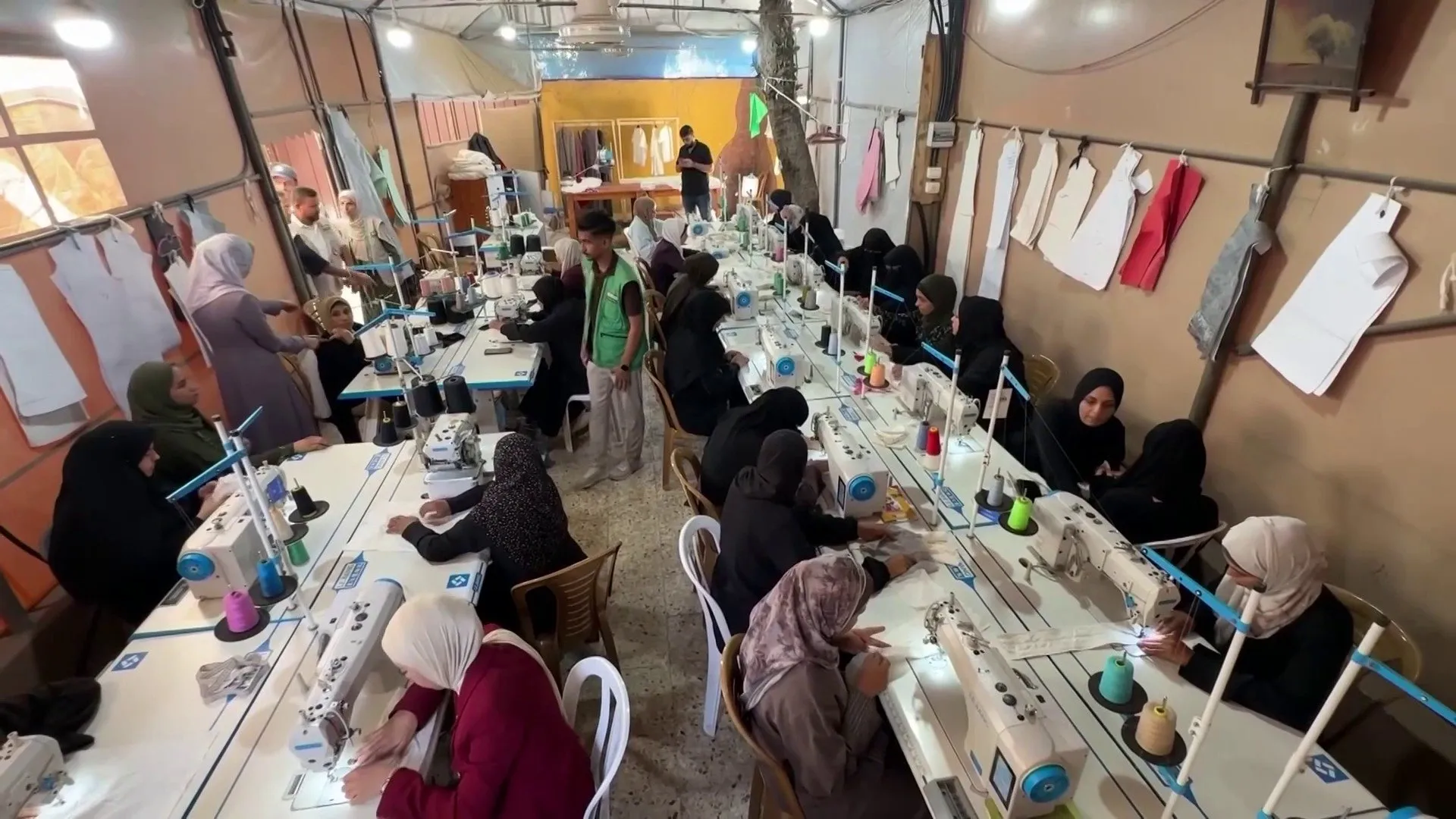 خيوط الامل.. نساء غزة يحوّلن الخياطة الى طوق نجاة وسط الركام