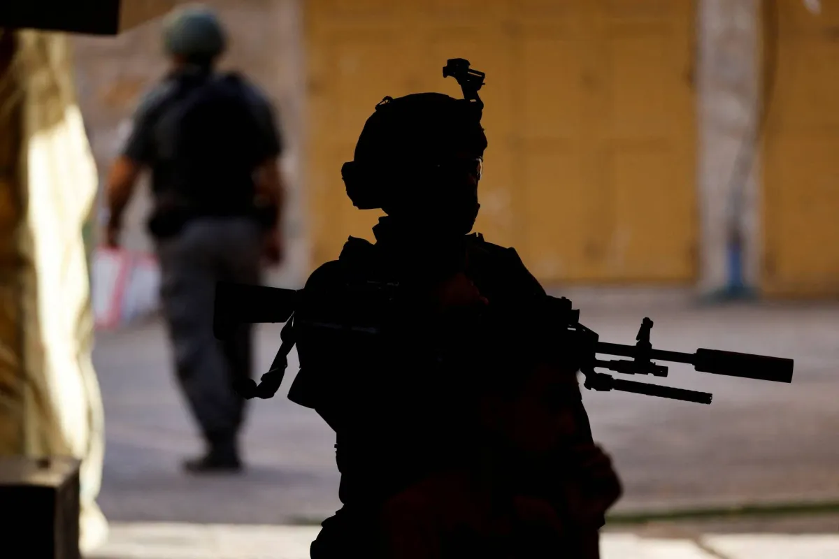 اسحاق هرتسوغ يمحو السجل الجنائي للجندي ايلور عزريا وسط انقسام اسرائيلي