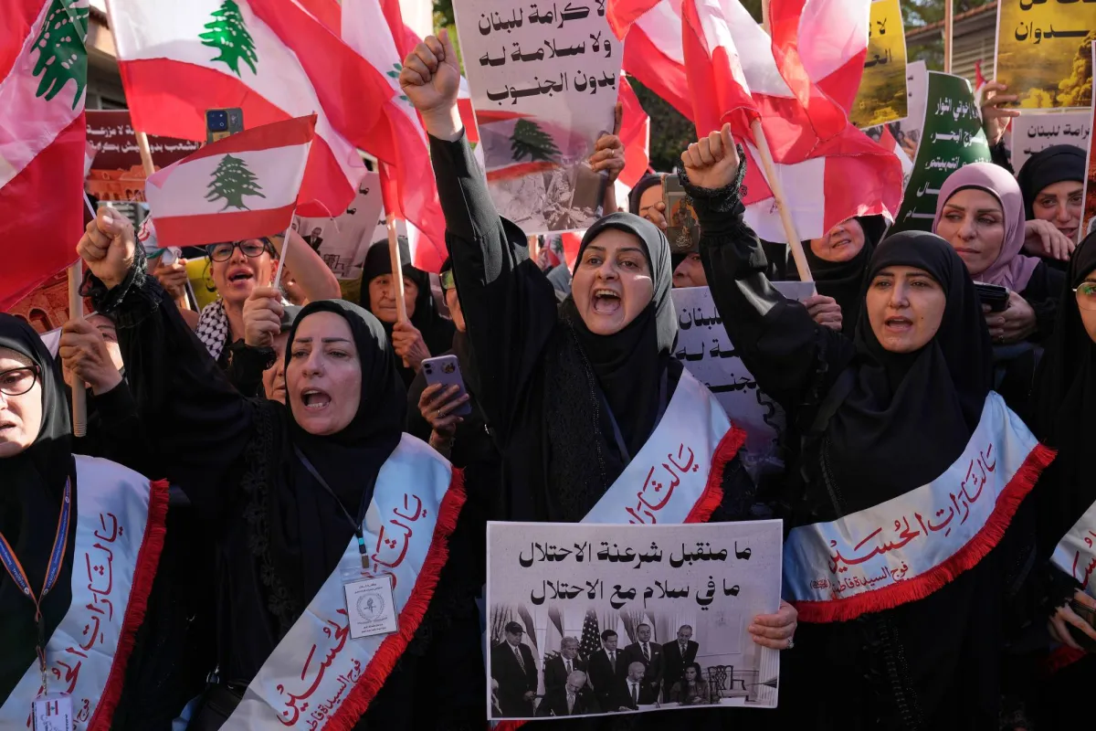 لعبة التناقضات.. لماذا يتمسك حزب الله بكرسي الحكومة رغم الهجوم العنيف عليها؟