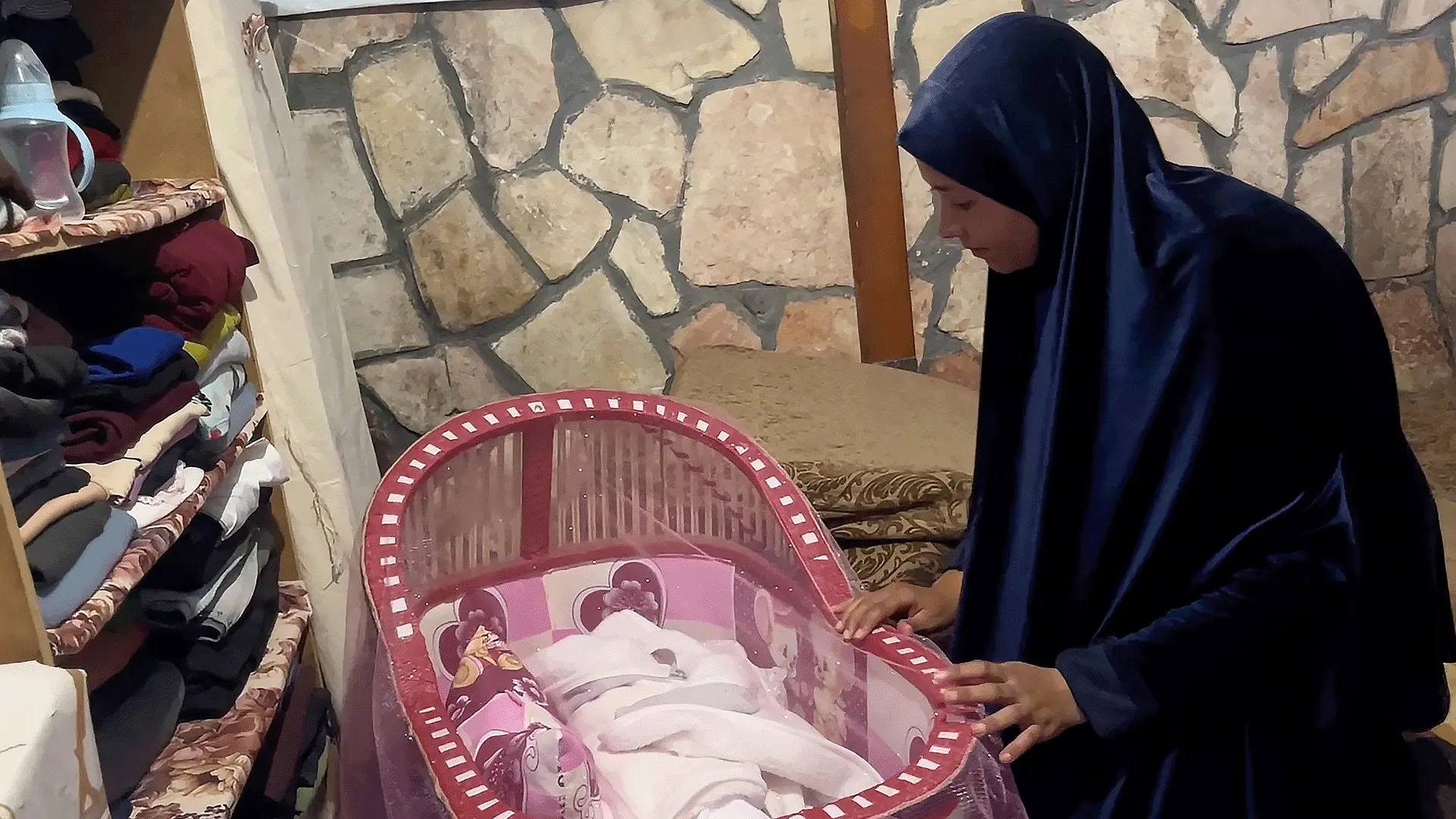 مواليد تحت النيران: قسوة الخيام تهدد مستقبل اطفال غزة