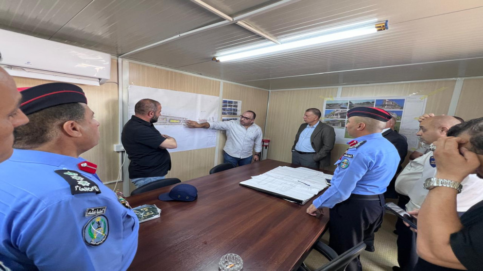 جولة ميدانية لوزير الداخلية في جسر الملك حسين لرفع كفاءة الخدمات