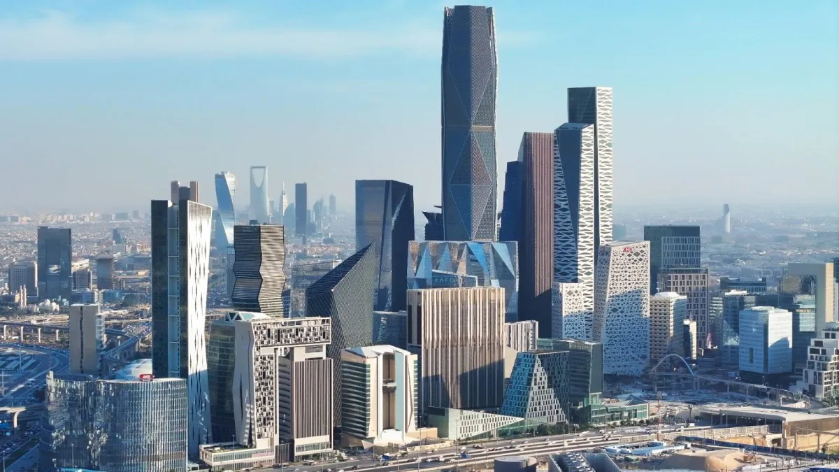 الاقتصاد السعودي يواجه تقلبات الطاقة بتضخم مستقر وتوقعات نمو متسارع
